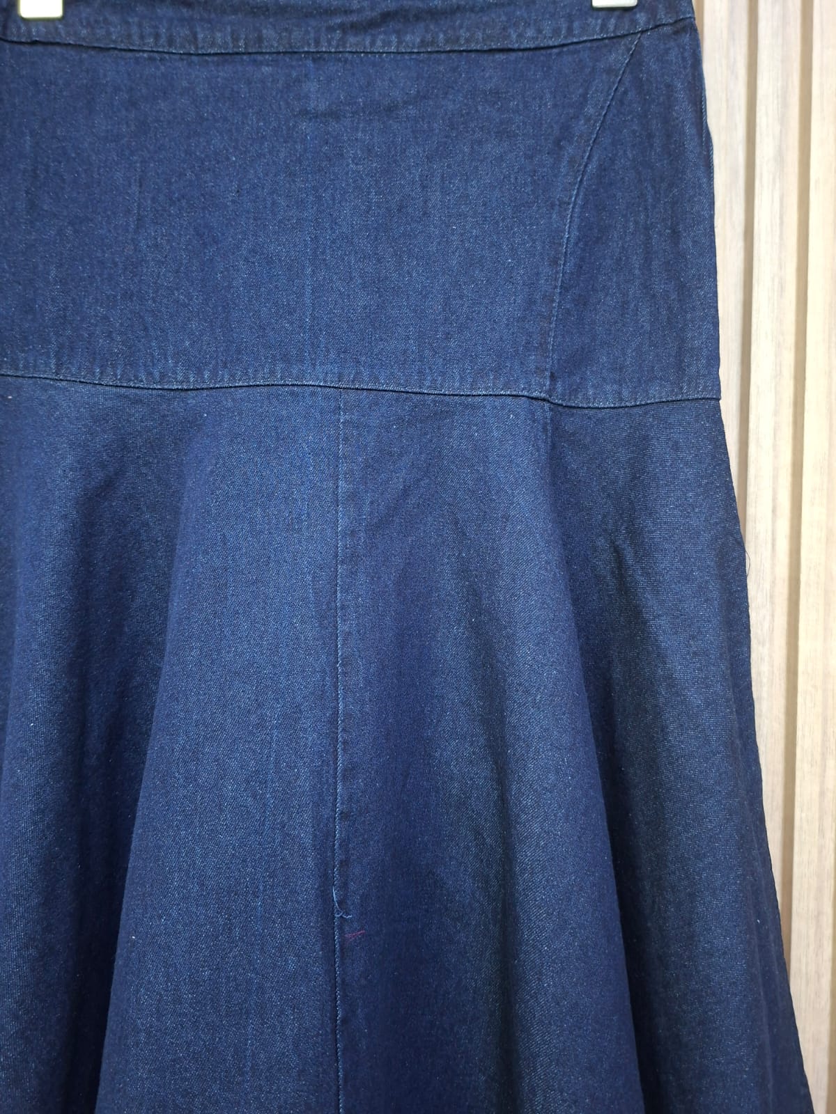 Falda Denim Arya. Este Es Un Modelo Que Ofrece Un Look Elegante Pero Casual, De Corte A, Con Un Movimiento Fluido Al Caminar Y De Silueta Favorecedora, El Largo Es Midi, Llegando Aproximadamente A Media Pantorrilla, Lo Que La Hace Sofisticada Y Versátil.