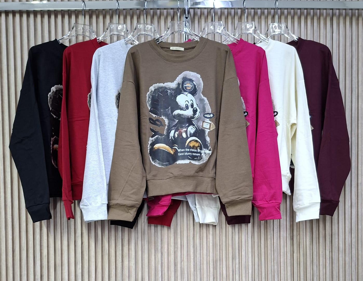 Sudadera Terry Ratoncito. De Tela Algodon Suave, Prenda Basica Con Personalidad Y Humor, El Estampado Le Da Un Estilo Moderno Y Comico.