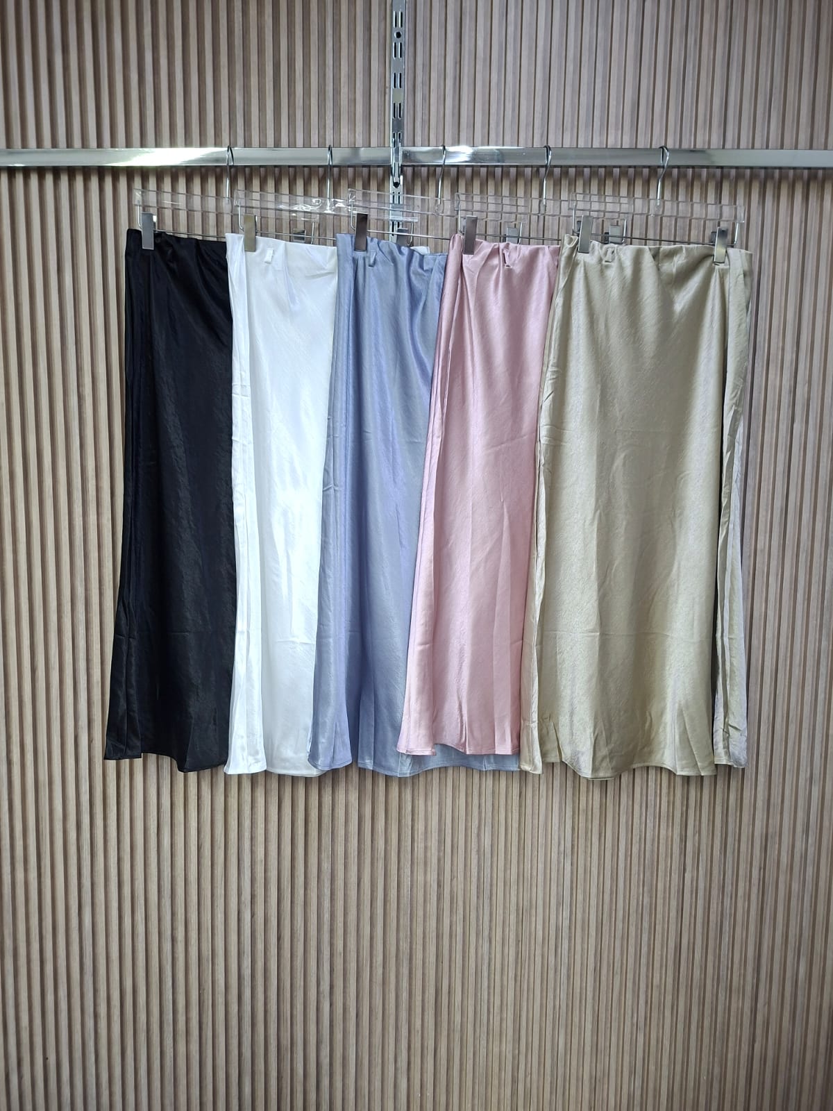 Falda Satin 54000S Vania. Super Comoda, Fresca, Te Permite Sentirte Libre, Ideal Para El Uso Del Dia A Dia, Te Incluye Cinturon.