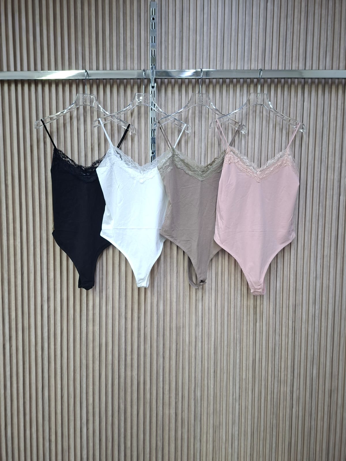 Body U1830 Rita. Con Detalle De Encaje, Muy Femenino, Casual, Chic Y Combinable.