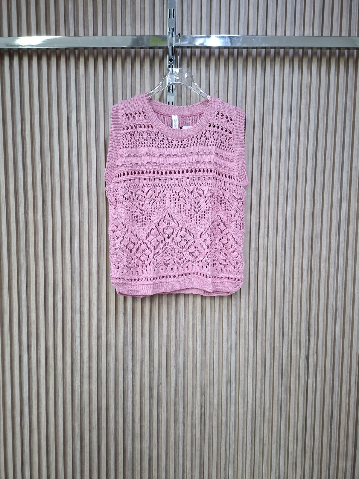 Chaleco Tejido Andy. Ideal Para La Temporada De Calor, Es Super Comodo, Fresco, Combinable, Con Un Diseño De Estilo Trival.