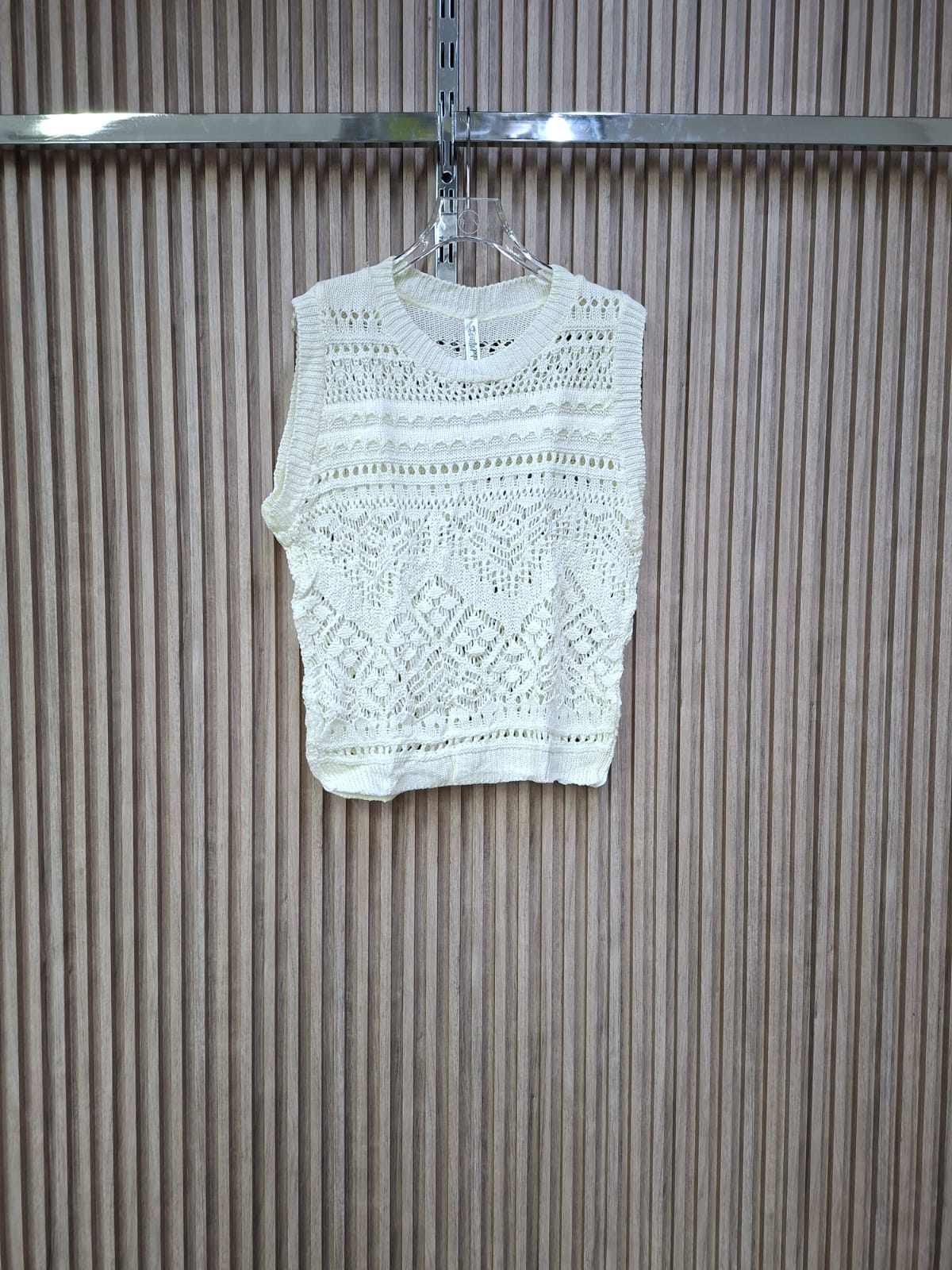 Chaleco Tejido Andy. Ideal Para La Temporada De Calor, Es Super Comodo, Fresco, Combinable, Con Un Diseño De Estilo Trival.