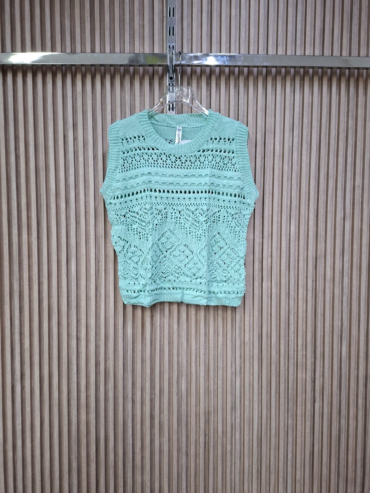 Chaleco Tejido Andy. Ideal Para La Temporada De Calor, Es Super Comodo, Fresco, Combinable, Con Un Diseño De Estilo Trival.