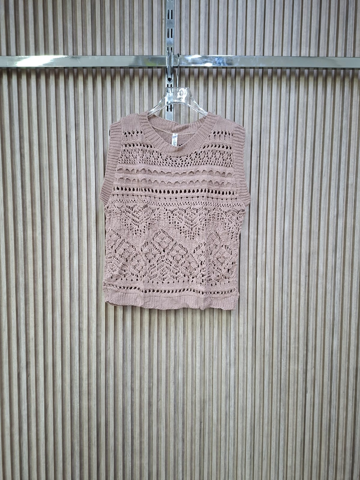 Chaleco Tejido Andy. Ideal Para La Temporada De Calor, Es Super Comodo, Fresco, Combinable, Con Un Diseño De Estilo Trival.