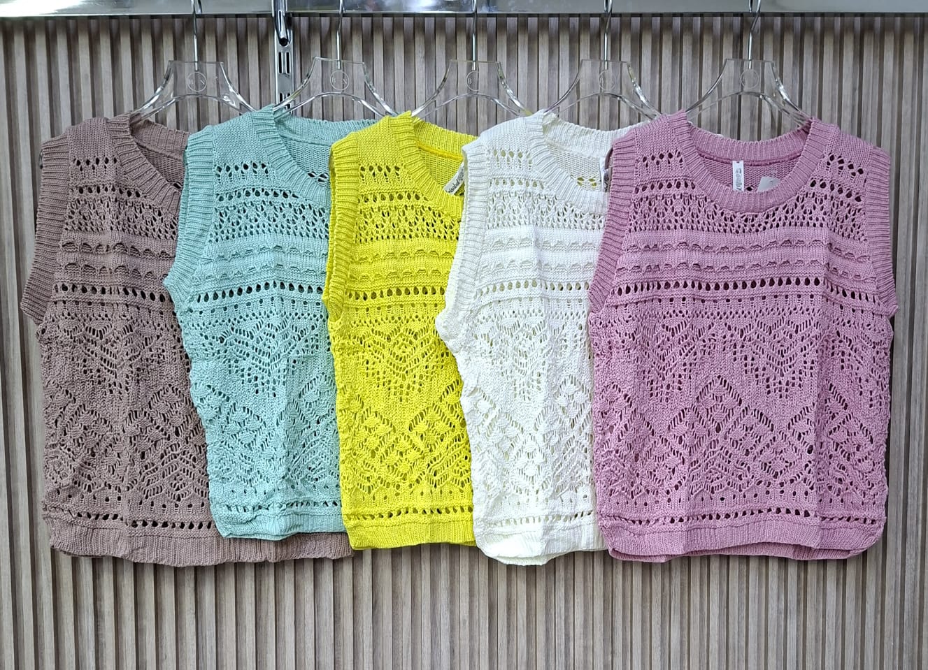 Chaleco Tejido Andy. Ideal Para La Temporada De Calor, Es Super Comodo, Fresco, Combinable, Con Un Diseño De Estilo Trival.