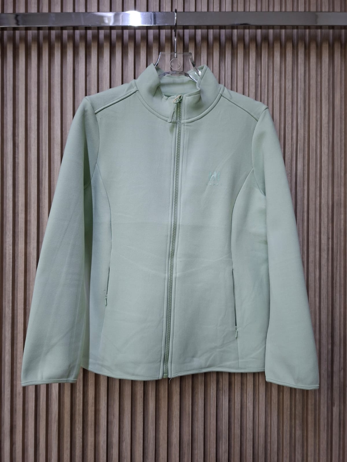 Chamarra Deportiva Aleida Y758 Tela Térmica  Con Bolsas Funcionales Detalles En toda Chamarra Cómoda y Versátil  Perfecta Para El Día Día  Talla L, XL ,2XL y 3XL  Para Esta Temporada Moda Femenina Viral Petit Curvy