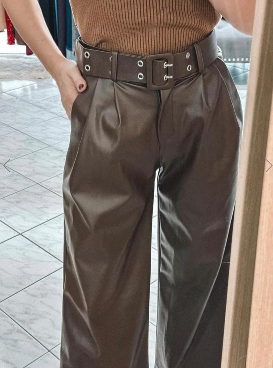 Pantalón M53934PT Wide-Leg "Sienna" de Vinipiel. Elegante, Femenina, Con Estilo Audaz, Contemporaneo, Sofisticado Y De Textura Suave, Con Estilo Elegante.