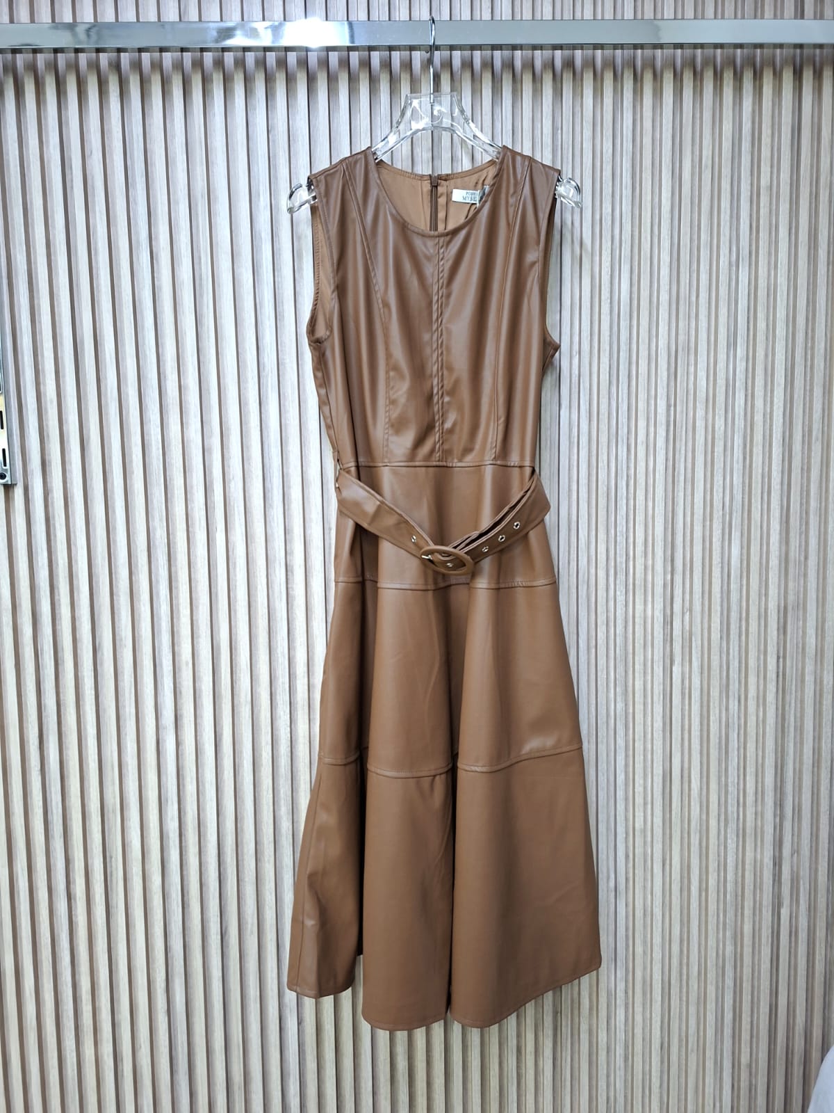 Vestido M54212DR Edurne Vinipiel. Modelo Elegante, Con Un Look Moderno Y Sofisticado, Formal, Femenino.