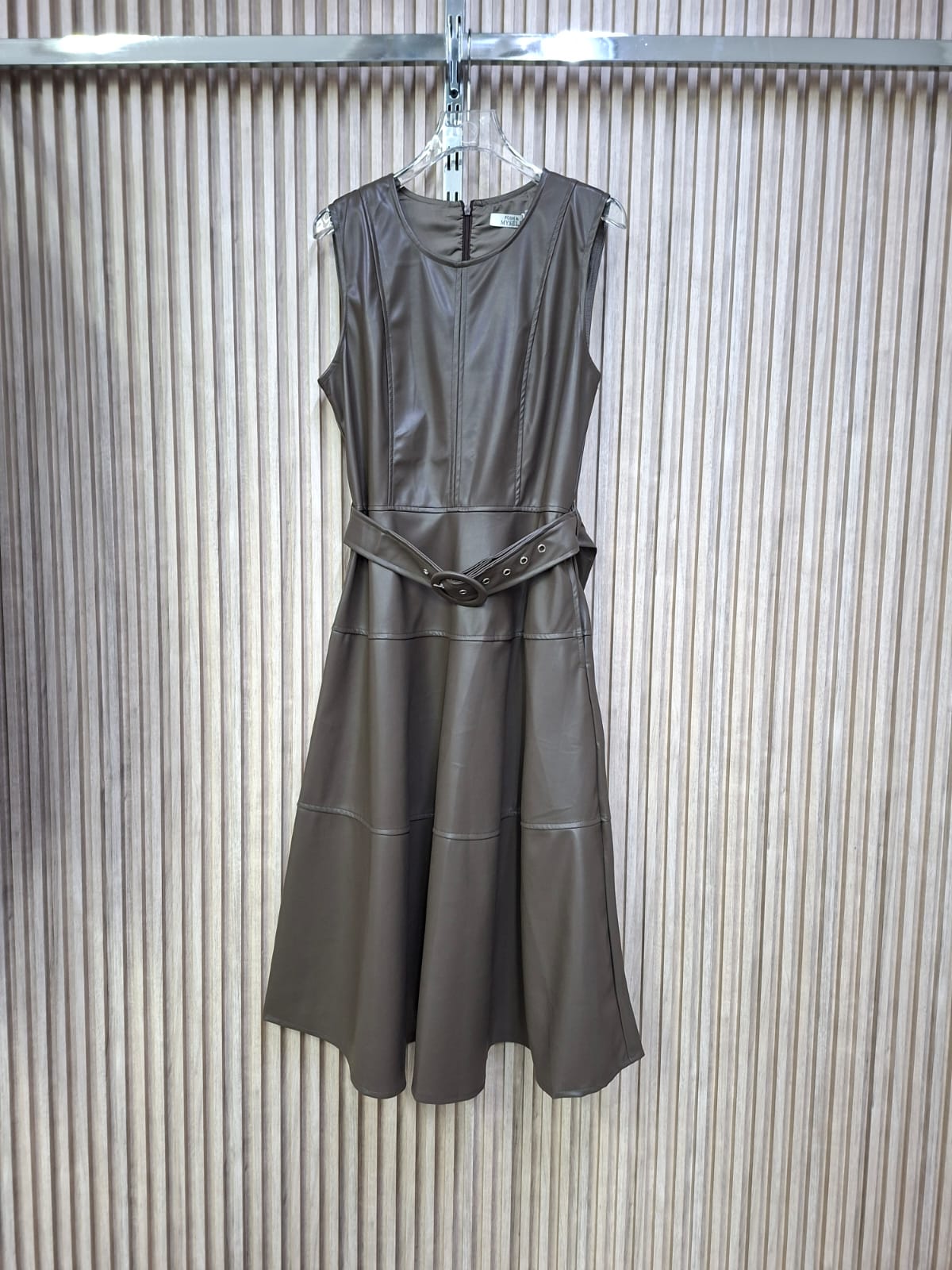 Vestido M54212DR Edurne Vinipiel. Modelo Elegante, Con Un Look Moderno Y Sofisticado, Formal, Femenino.