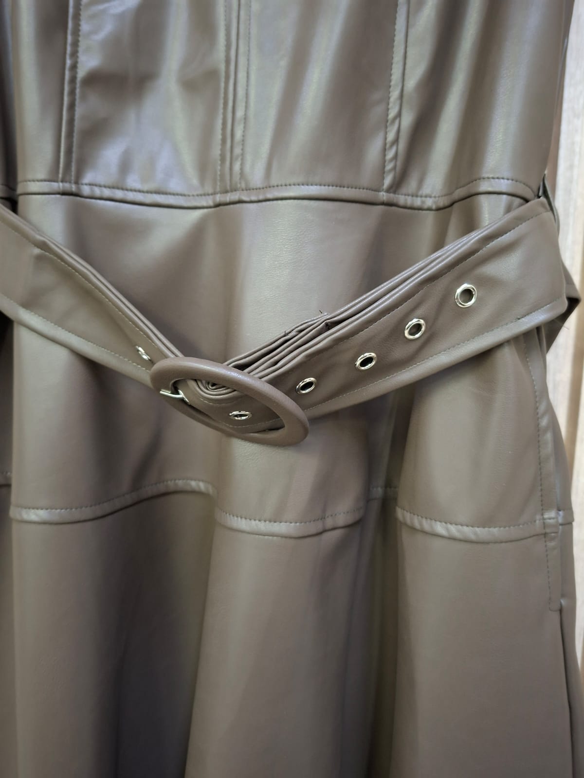 Vestido M54212DR Edurne Vinipiel. Modelo Elegante, Con Un Look Moderno Y Sofisticado, Formal, Femenino.