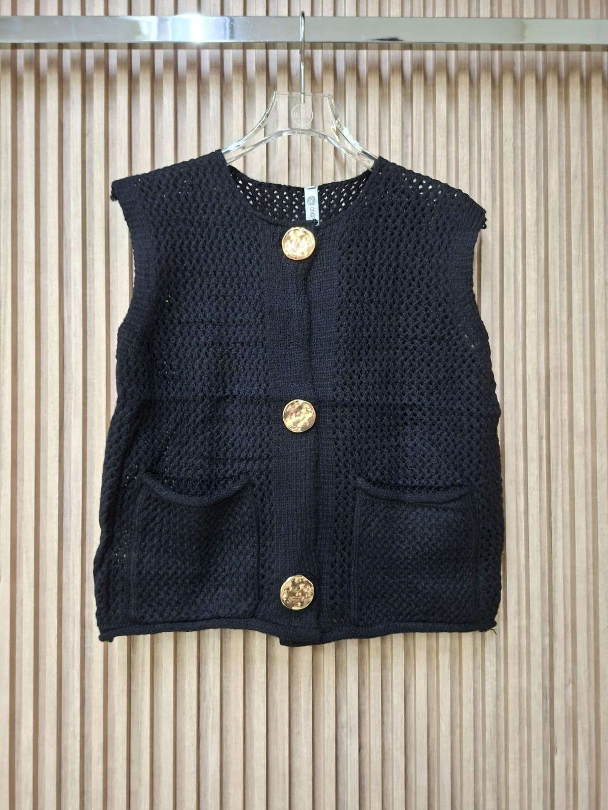 Chaleco FF-12523 De Punto Trenzado. Pieza Clave Para Dar Un Toque Sofisticado Y Chic, Con Diseño Combinable y Elegante.