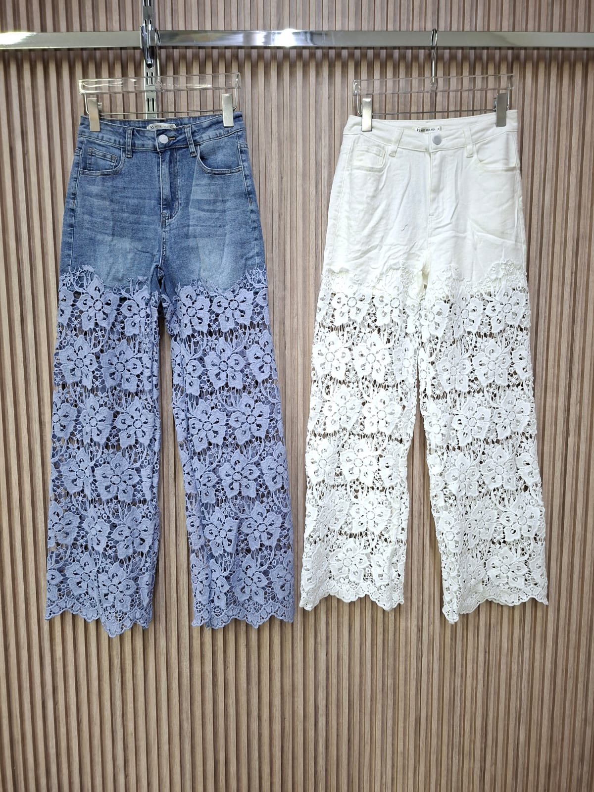Pantalón 41487 De Encaje Floral. De Apariencia Fresca, Elegante Y Versátil, Petit, Femenino, Moderno Y Favorecdor.