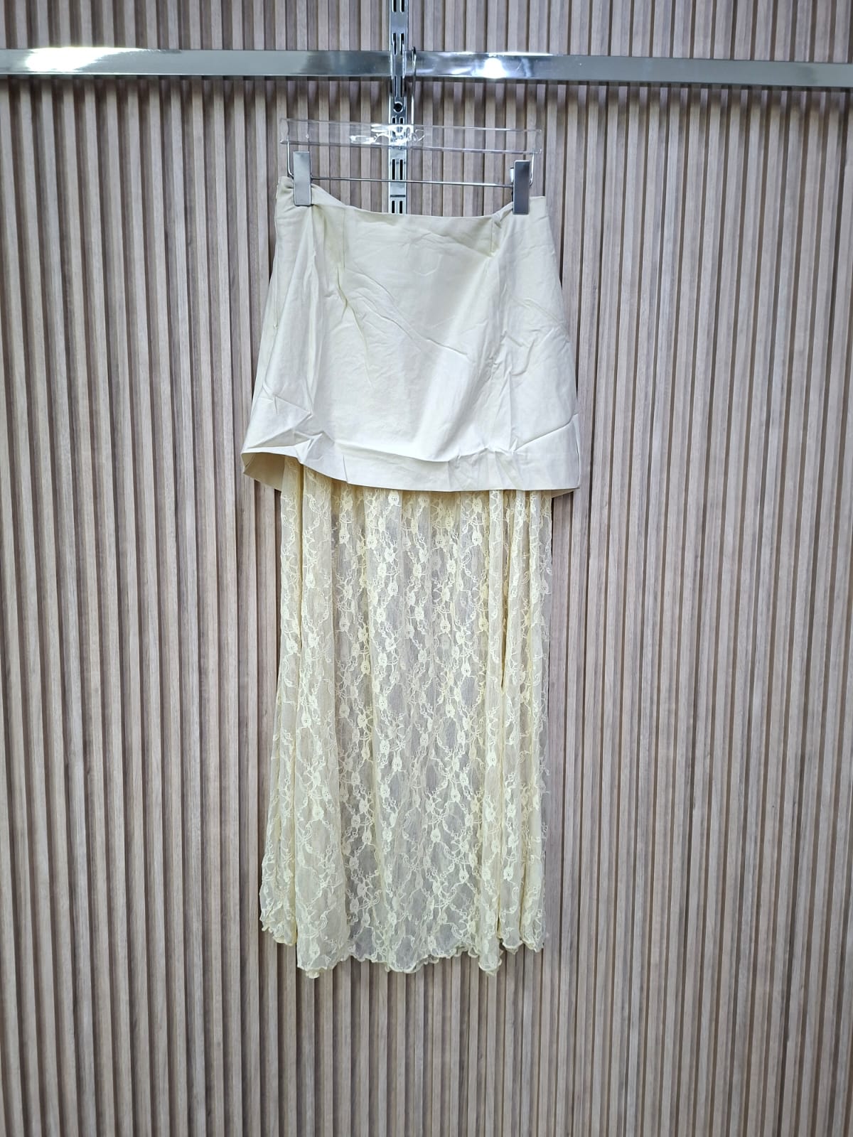 Falda 01536 Encaje de Luna. Modelo Que Combina Con Sofisticacion Y Romanticismo, Con Look Elegante, Etereo, Versatil Y Femenino.