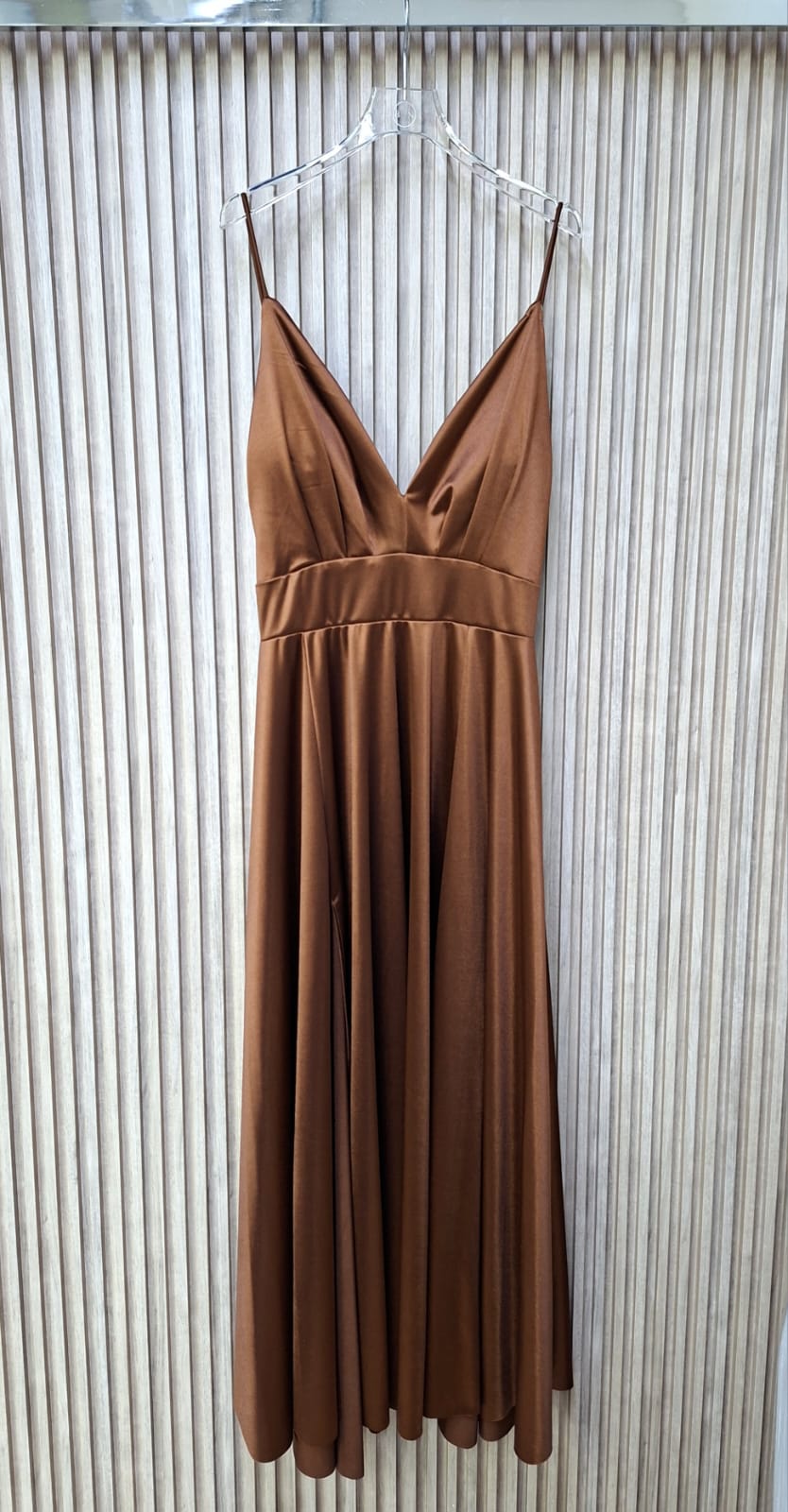 Vestido De Fiesta Gala. Modelo Elegante, Femenino, Chic, Deslumbrante, Sensual Y Coqueto, Ideal Para Bodas De Noche, Graduaciones, O Fiestas Formales.