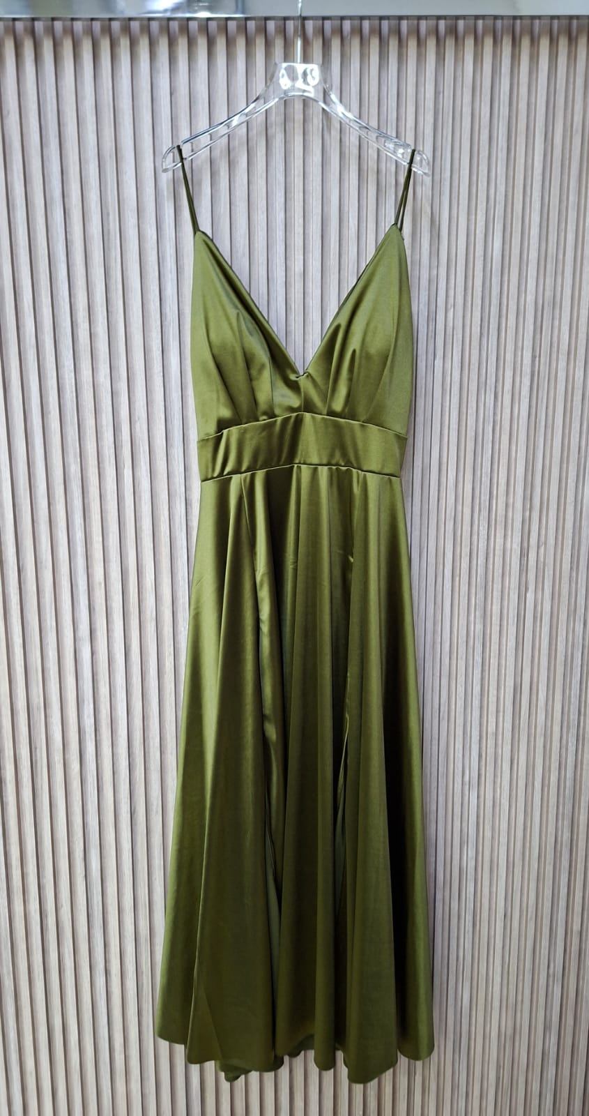 Vestido De Fiesta Gala. Modelo Elegante, Femenino, Chic, Deslumbrante, Sensual Y Coqueto, Ideal Para Bodas De Noche, Graduaciones, O Fiestas Formales.