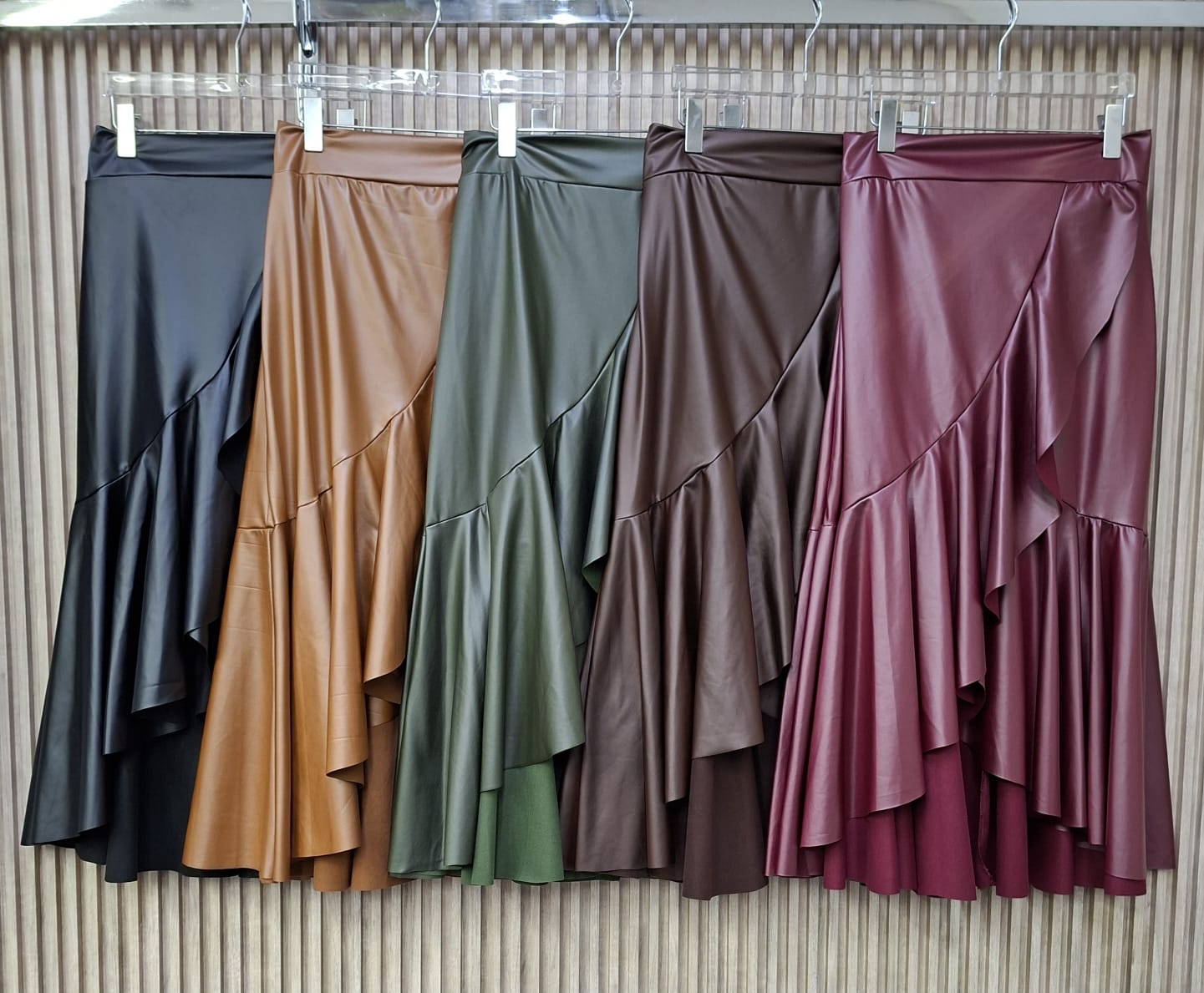 Falda Vinipiel Flamenca. De Diseño Llamativo Y Moderno, De Corte Asimetrico, Elegante, Casual, Femenino Y Contemporaneo.