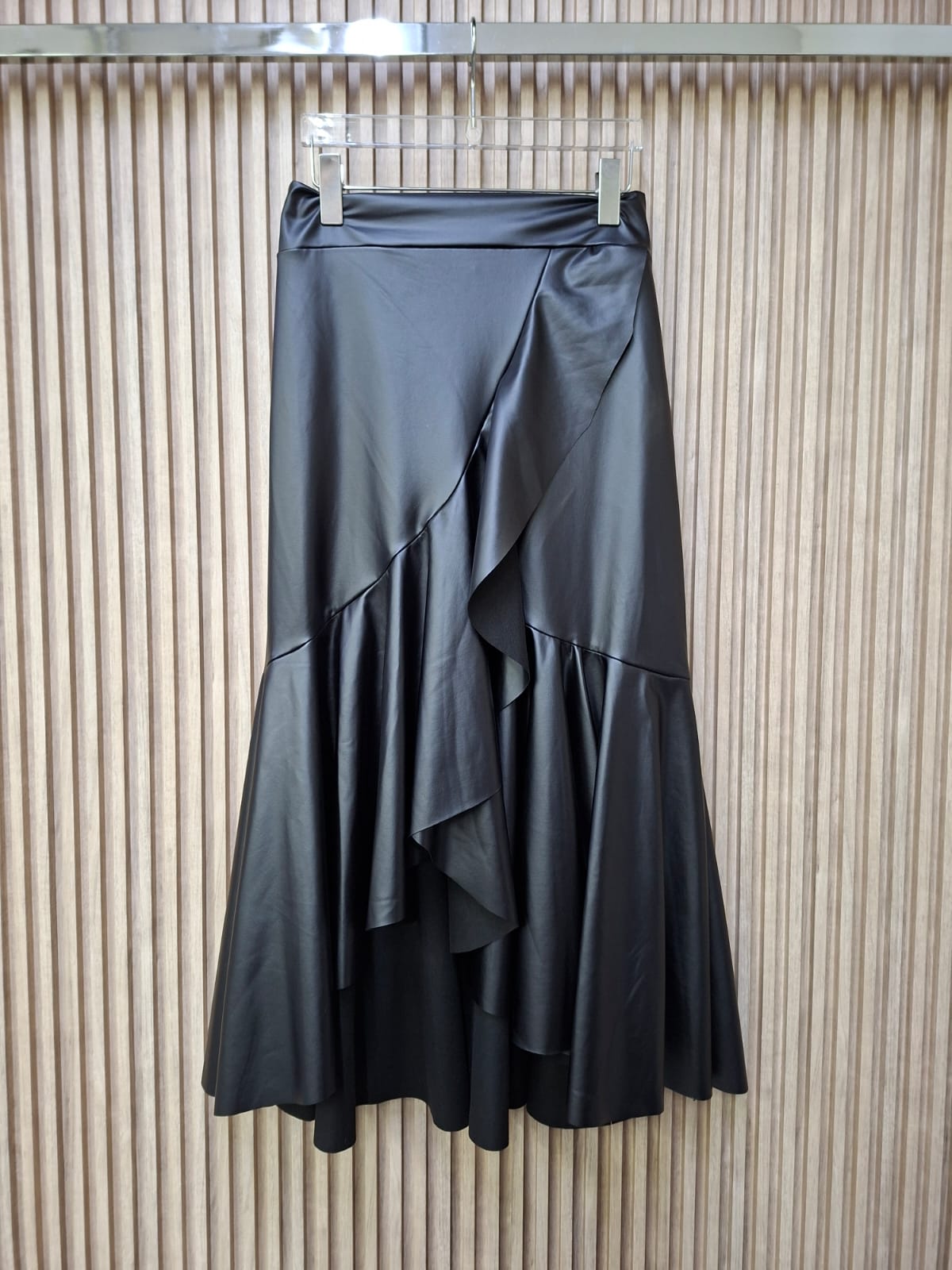 Falda Vinipiel Flamenca. De Diseño Llamativo Y Moderno, De Corte Asimetrico, Elegante, Casual, Femenino Y Contemporaneo.