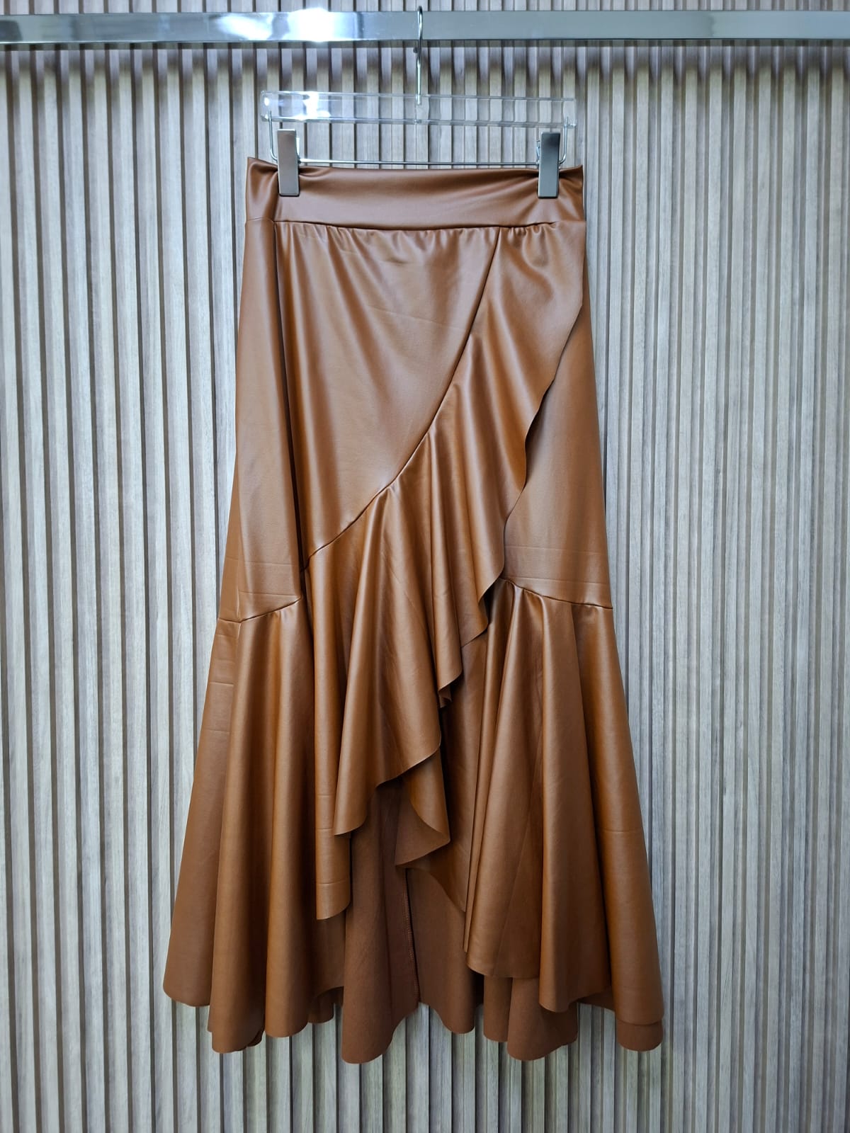 Falda Vinipiel Flamenca. De Diseño Llamativo Y Moderno, De Corte Asimetrico, Elegante, Casual, Femenino Y Contemporaneo.