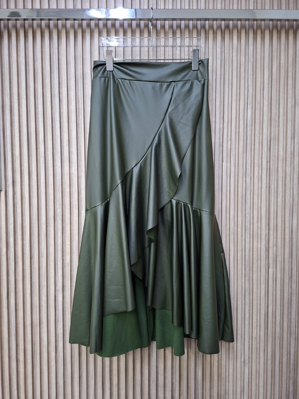 Falda Vinipiel Flamenca. De Diseño Llamativo Y Moderno, De Corte Asimetrico, Elegante, Casual, Femenino Y Contemporaneo.