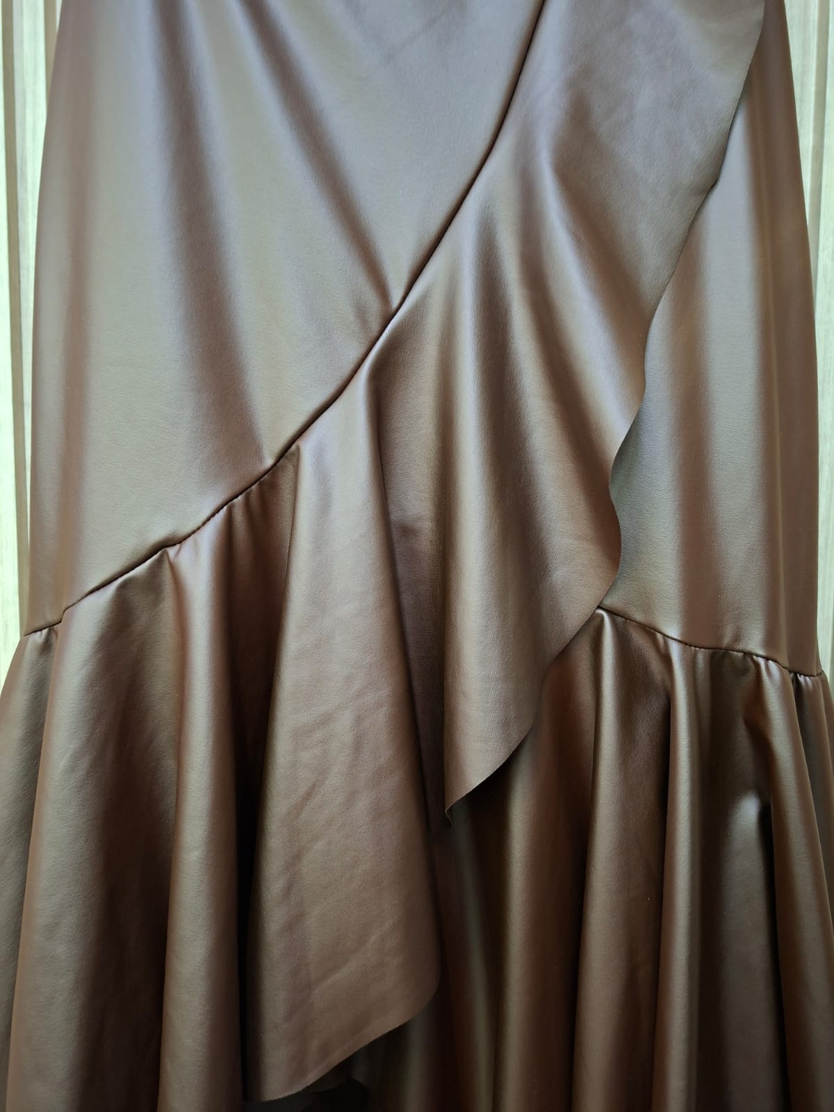 Falda Vinipiel Flamenca. De Diseño Llamativo Y Moderno, De Corte Asimetrico, Elegante, Casual, Femenino Y Contemporaneo.