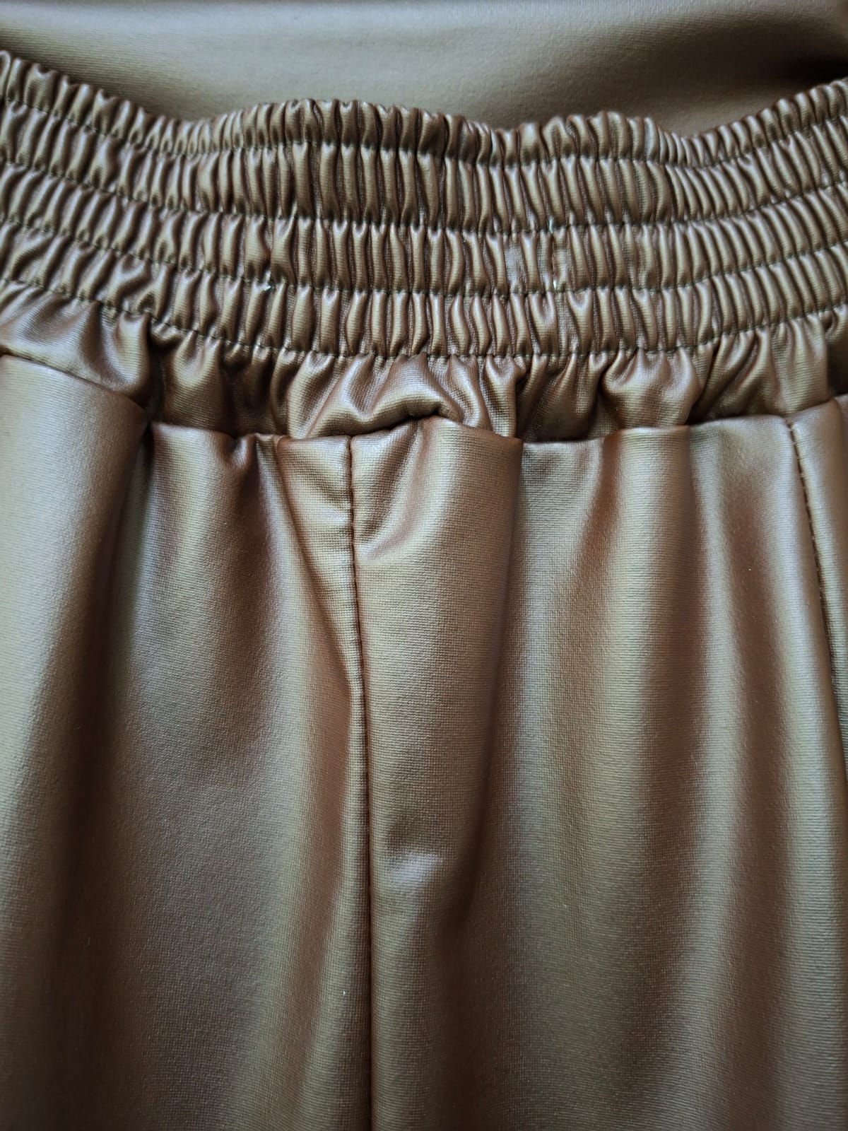 Falda Vinipiel Flamenca. De Diseño Llamativo Y Moderno, De Corte Asimetrico, Elegante, Casual, Femenino Y Contemporaneo.