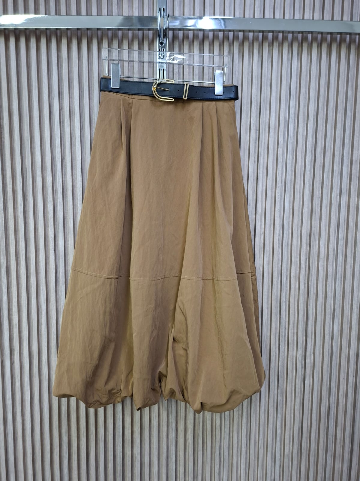 Falda M53907 Globo Con Cinturon. Prenda Elegante, Sofisticado, Versatil, Femenino, Para Eventos Formales Como Para Looks De Ofincina.