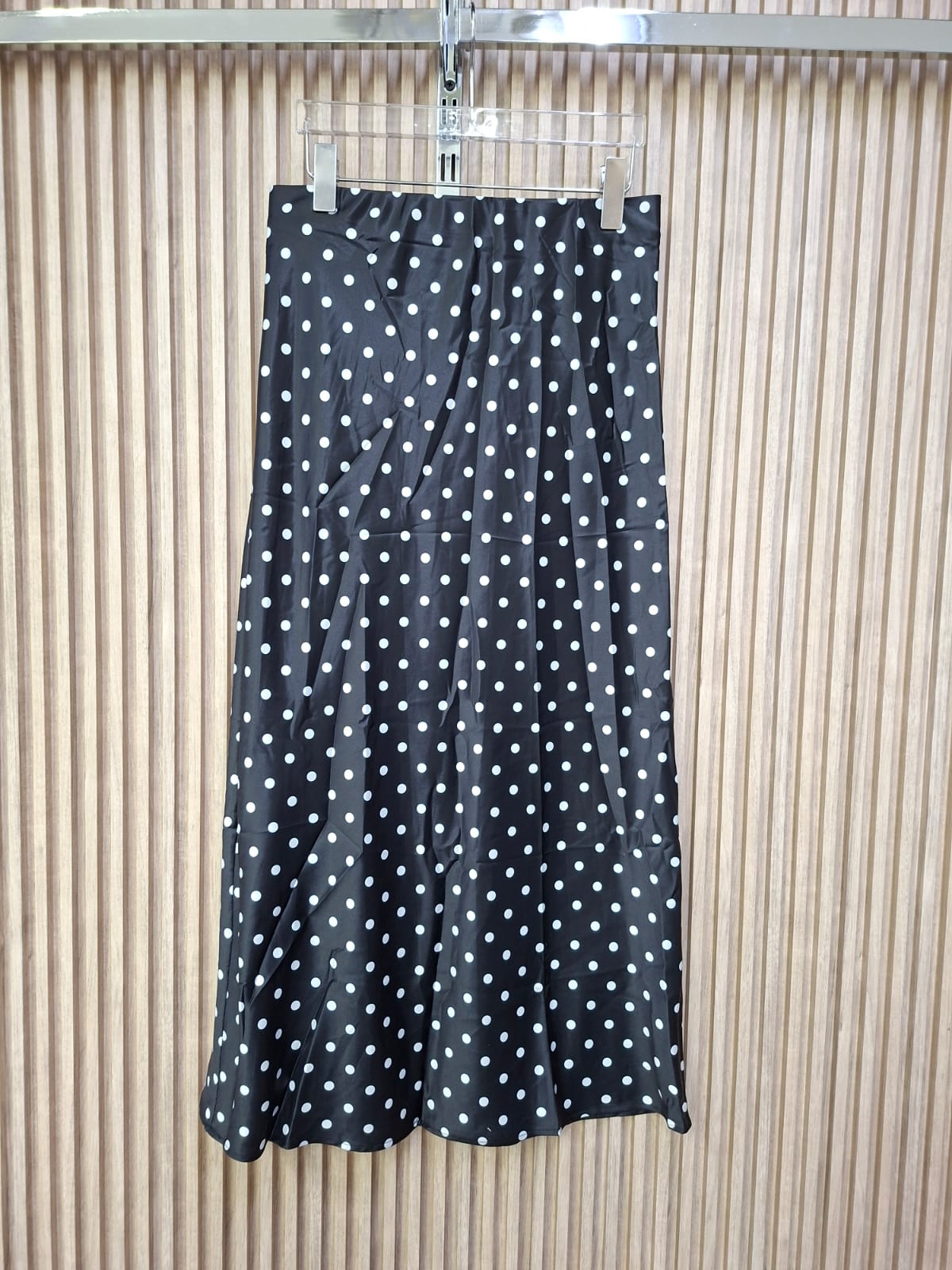 Falda Satin 059-Q26 Lunares. Modelo Sofisticado, Elegante, Femenino, Versatil, Perfecto Para Un Look De Tarde Noche, Con Tallas De CH, M Y G.