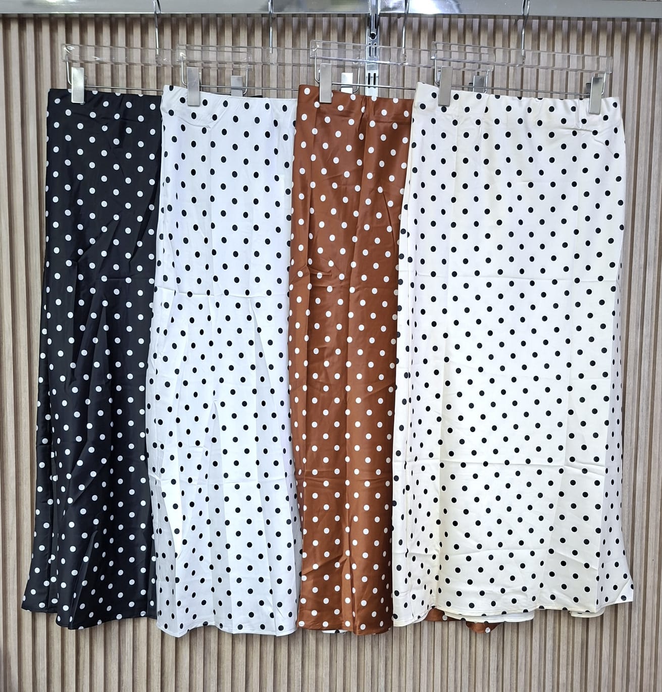 Falda Satin 059-Q26 Lunares. Modelo Sofisticado, Elegante, Femenino, Versatil, Perfecto Para Un Look De Tarde Noche, Con Tallas De CH, M Y G.