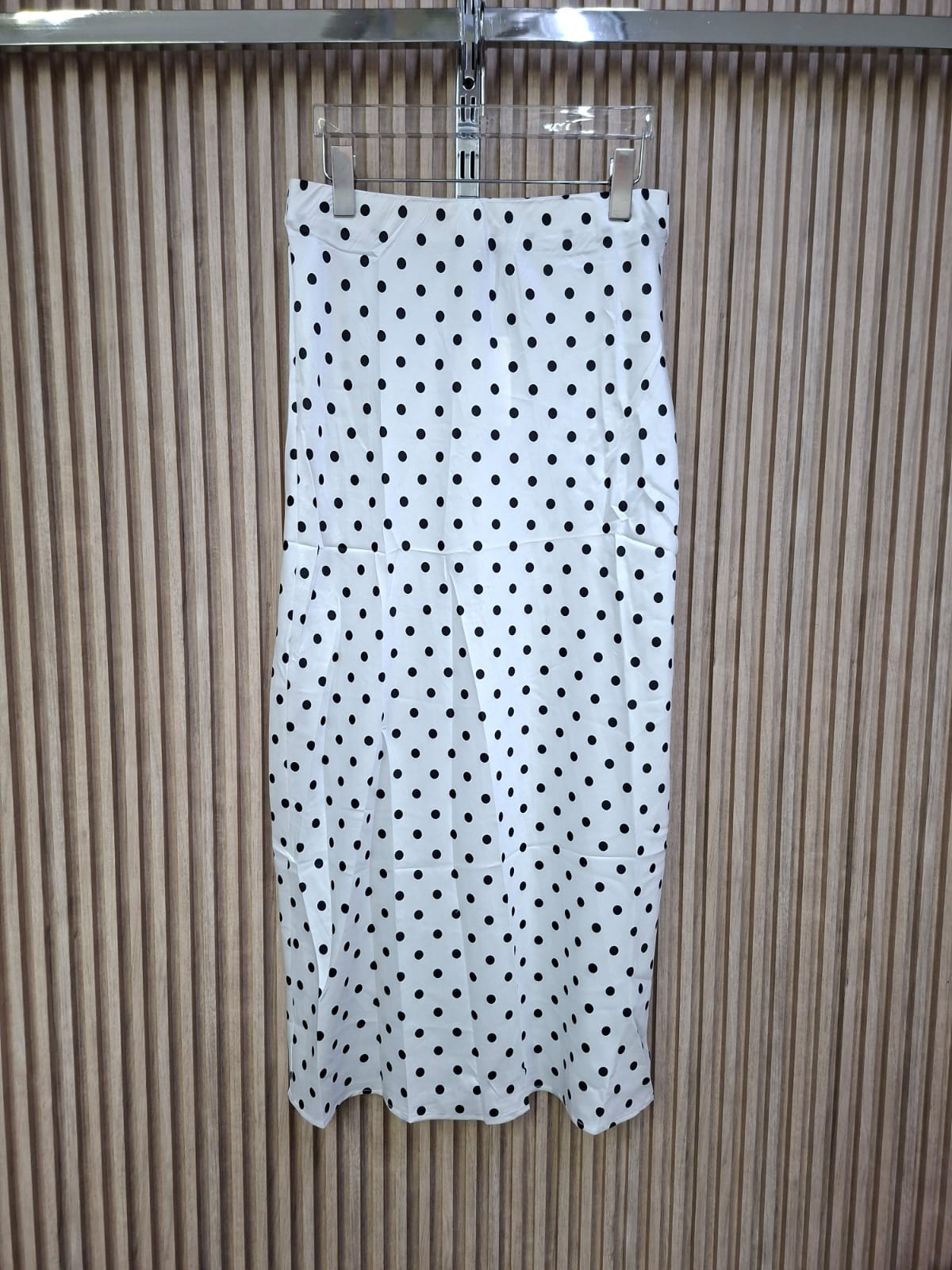 Falda Satin 059-Q26 Lunares. Modelo Sofisticado, Elegante, Femenino, Versatil, Perfecto Para Un Look De Tarde Noche, Con Tallas De CH, M Y G.