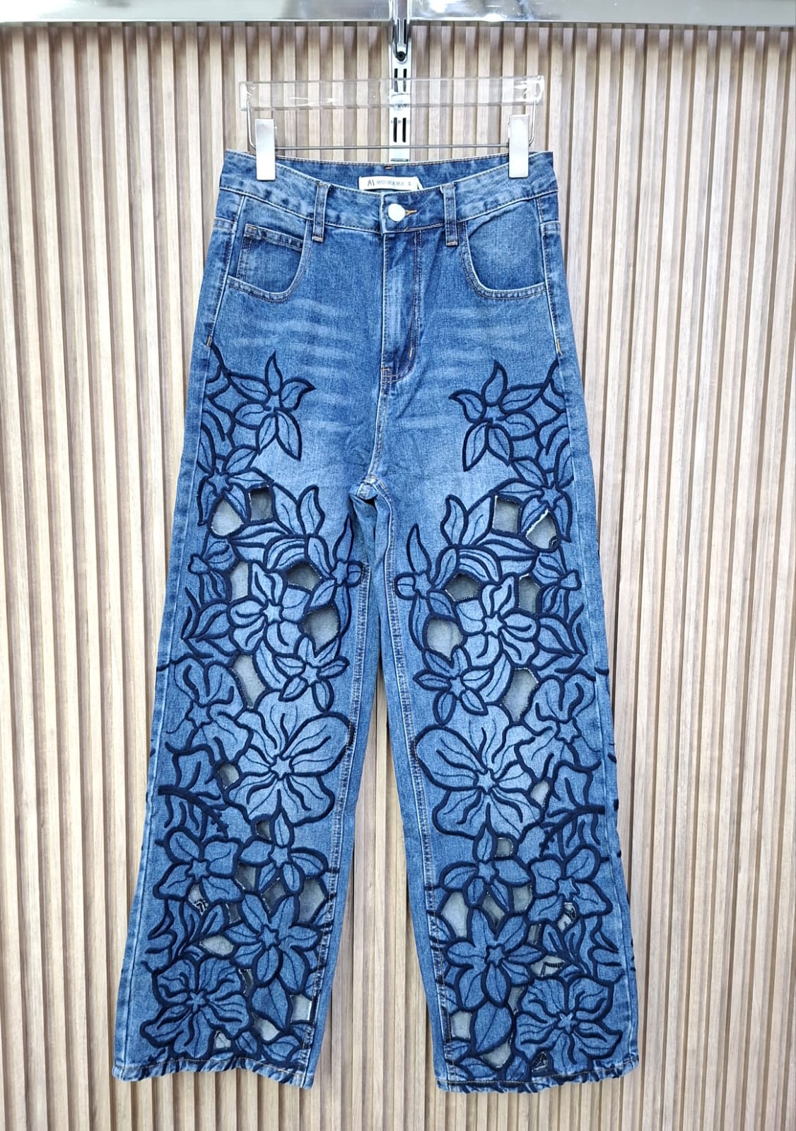 Pantalon 41479 Floral Troquelado. Modelo Enfocada En La Moda Y Tendencia, De Corte Wide Leg, Con Toque Atrevido, Chic, Sofisticado y Femenino, Perfecto Para Elevar Cualquier Look De Día O De Noch