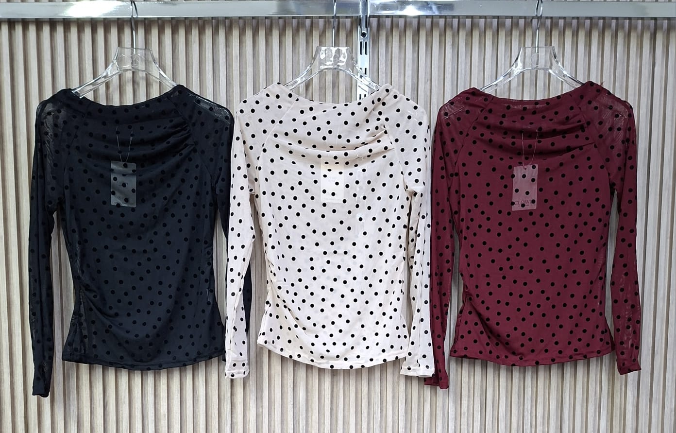 Blusa 072-Q26 Siria Lunares. EL Modelo Ideal Para Una Combinacion Entre Sofisticacion Con Un Toque Moderno Y Atrevido, Para La Mujer Que Quiere Sentirse Comoda E Impactatante.