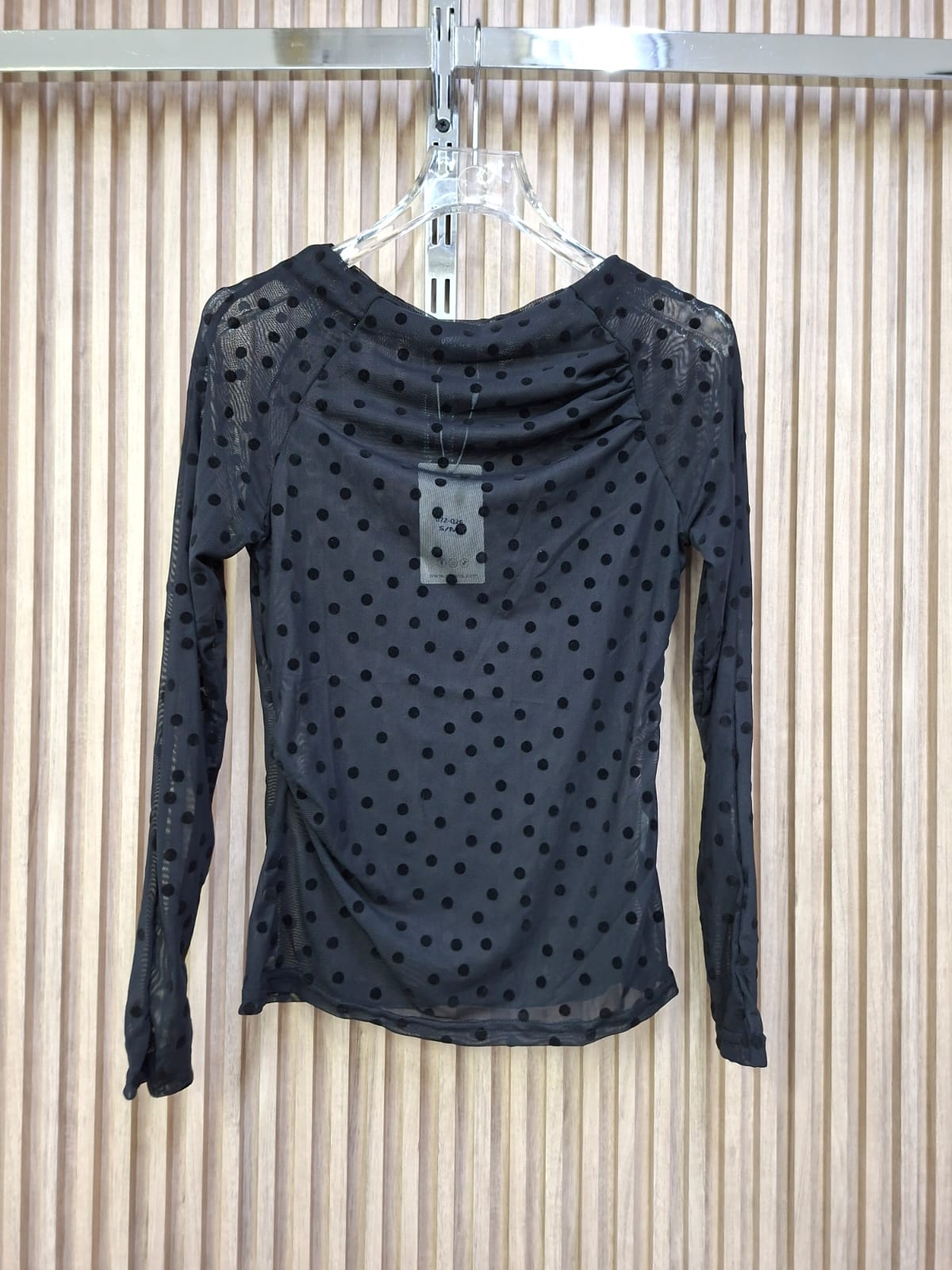 Blusa 072-Q26 Siria Lunares. EL Modelo Ideal Para Una Combinacion Entre Sofisticacion Con Un Toque Moderno Y Atrevido, Para La Mujer Que Quiere Sentirse Comoda E Impactatante.