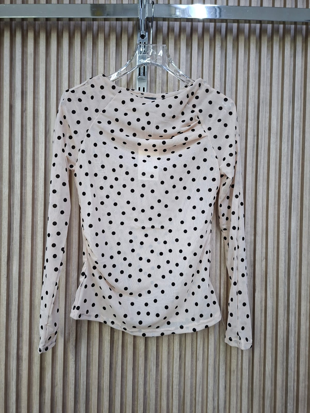 Blusa 072-Q26 Siria Lunares. EL Modelo Ideal Para Una Combinacion Entre Sofisticacion Con Un Toque Moderno Y Atrevido, Para La Mujer Que Quiere Sentirse Comoda E Impactatante.