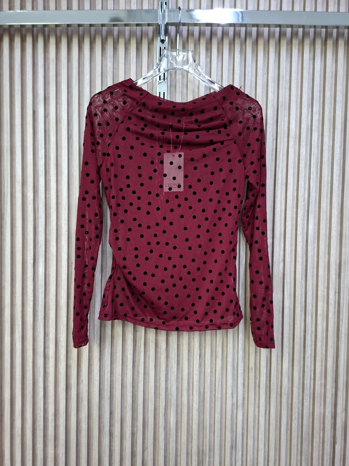 Blusa 072-Q26 Siria Lunares. EL Modelo Ideal Para Una Combinacion Entre Sofisticacion Con Un Toque Moderno Y Atrevido, Para La Mujer Que Quiere Sentirse Comoda E Impactatante.