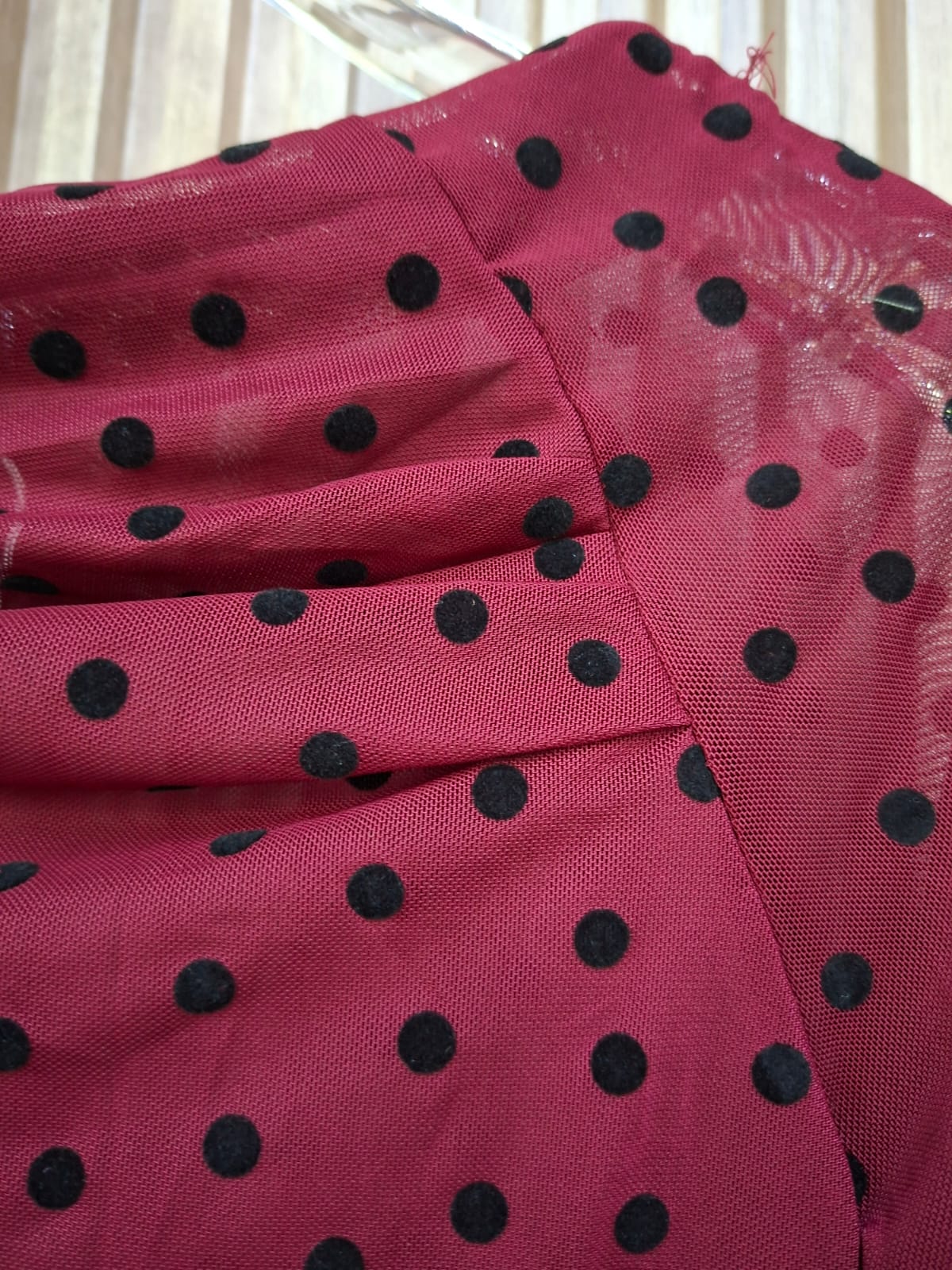 Blusa 072-Q26 Siria Lunares. EL Modelo Ideal Para Una Combinacion Entre Sofisticacion Con Un Toque Moderno Y Atrevido, Para La Mujer Que Quiere Sentirse Comoda E Impactatante.