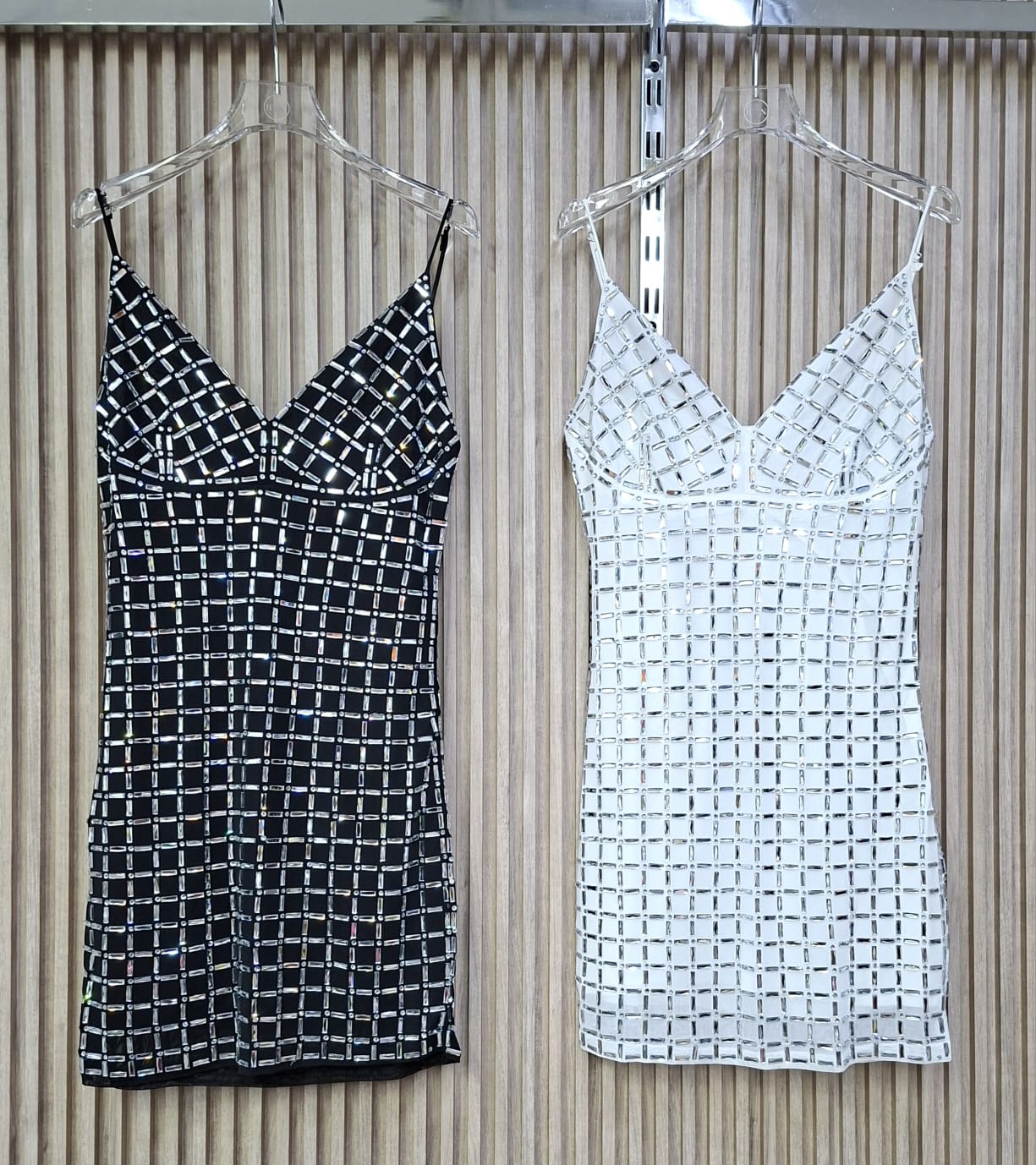 Vestido Tirantes LM9507 Cristal. El Modelo Ideal Que Evoca Glamour, Es Super Elegante, Sofisticado, La Prenda Perfecta Para Tus Eventos Formales Y Especiales.