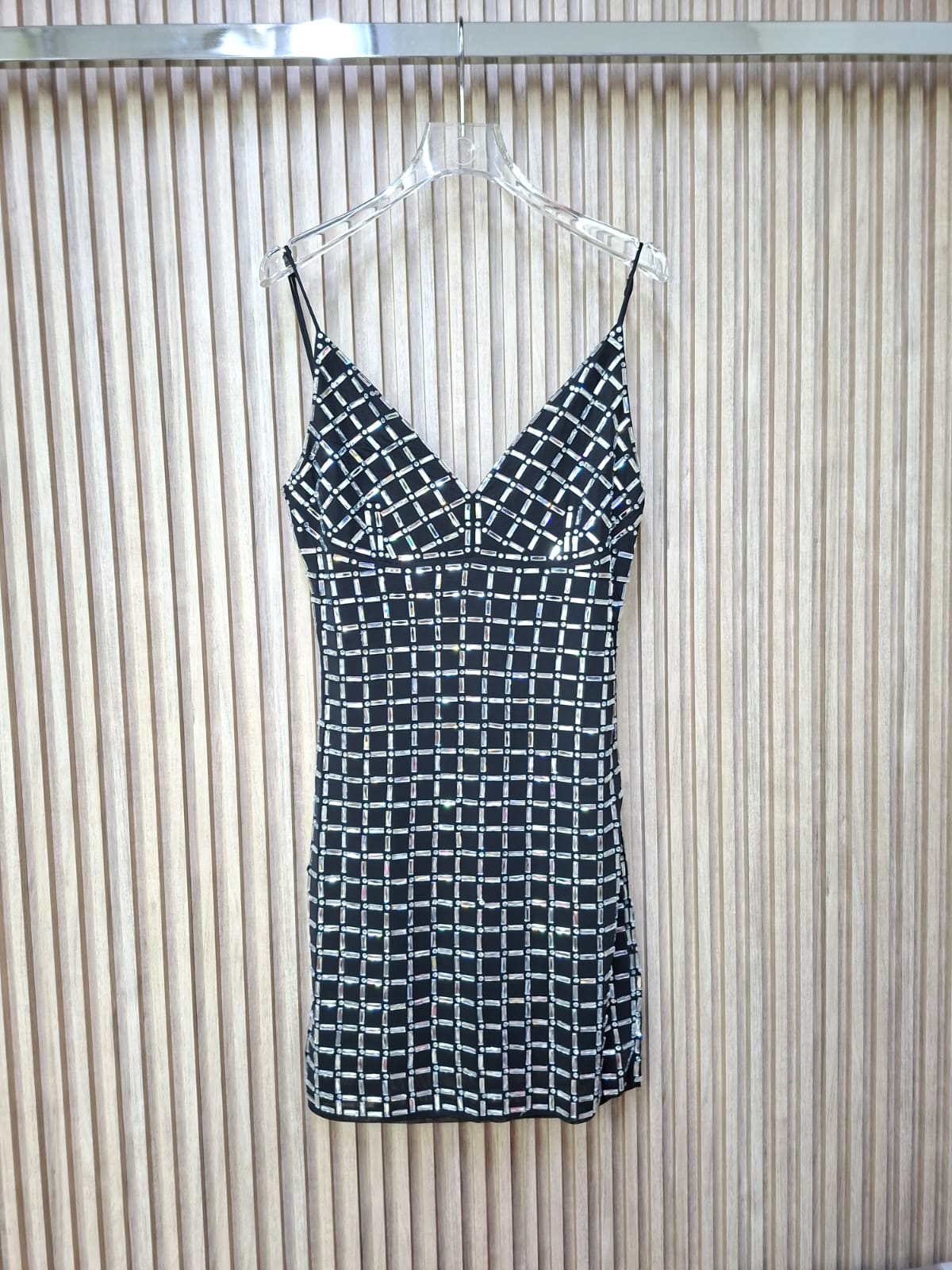 Vestido Tirantes LM9507 Cristal. El Modelo Ideal Que Evoca Glamour, Es Super Elegante, Sofisticado, La Prenda Perfecta Para Tus Eventos Formales Y Especiales.