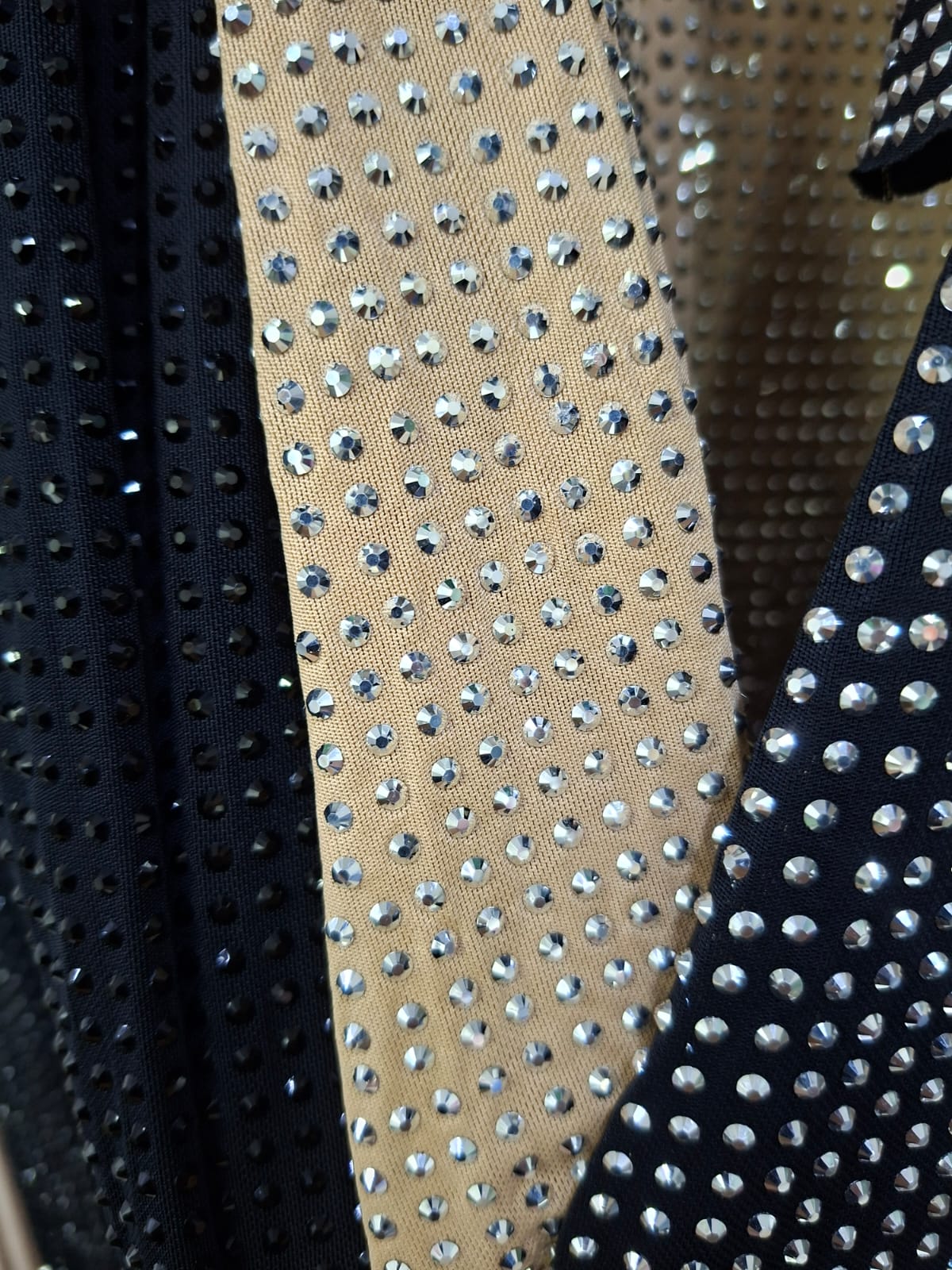 Vestido GYF24201 Versalles. Con Estilo Elegante Y Un YToque De Glamour, Ideal Para Eventos Especiales, Modelo Sofisticado Y Femenino.