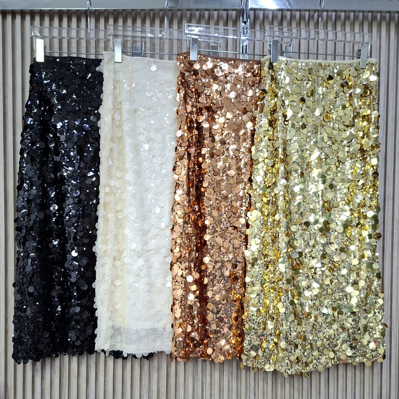 Falda Lentejuelas FF-1253 Estela. Una Pieza De Lujo Absoluto, Que Evoca Glamour, Elegancia Que Crea Un Efecto Disco Deslumbrante Y Sofisticado Por Las Lentejuelas De Gran Tamaño Que La Conforman.