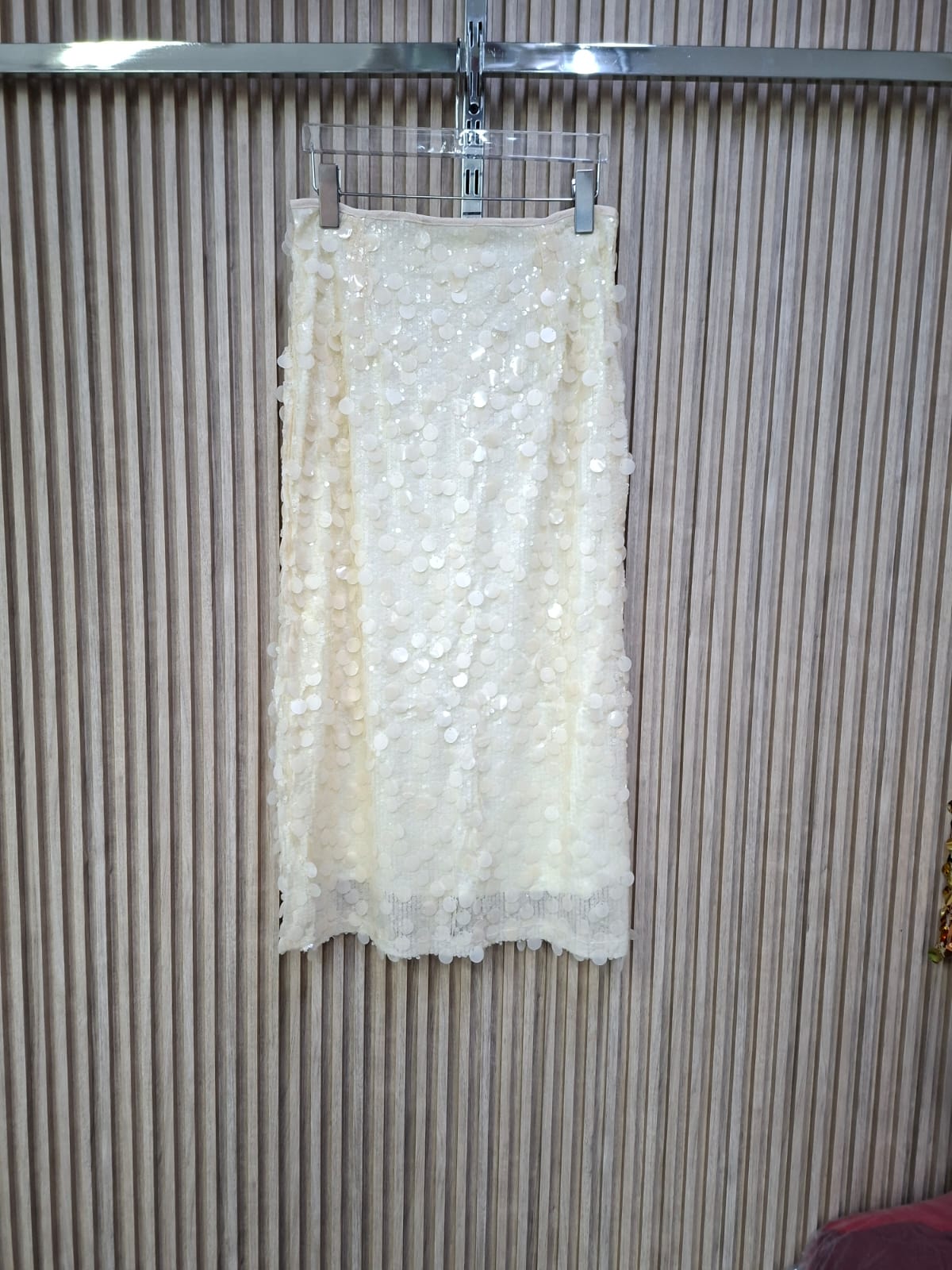 Falda Lentejuelas FF-1253 Estela. Una Pieza De Lujo Absoluto, Que Evoca Glamour, Elegancia Que Crea Un Efecto Disco Deslumbrante Y Sofisticado Por Las Lentejuelas De Gran Tamaño Que La Conforman.