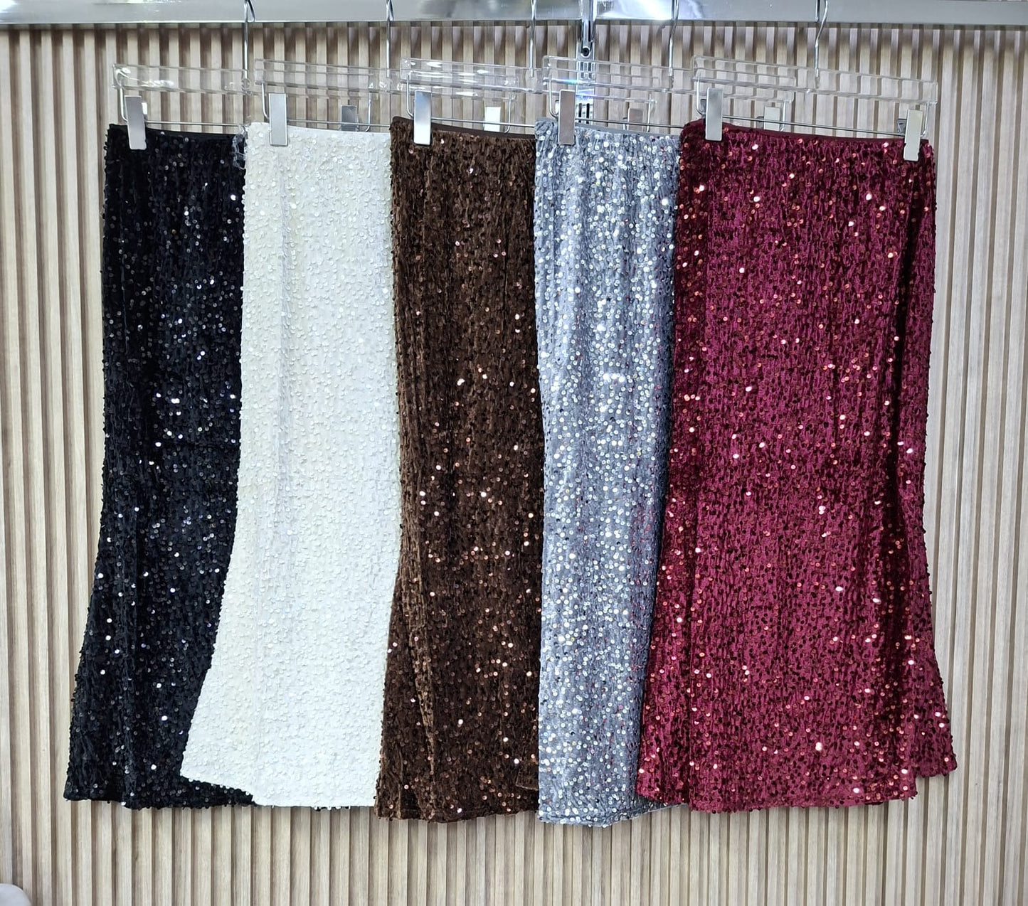 Falda ST-24657 RUBI. Modelo Sofisticado, Elegante, Super Femenino, Con Un Toque De Elegancia, Perfecta Para Resaltar En Tus Eventos Importantes Y Especiales.