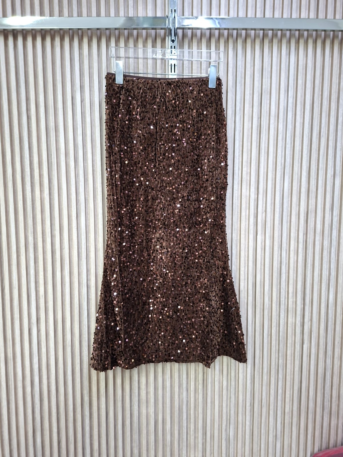 Falda ST-24657 RUBI. Modelo Sofisticado, Elegante, Super Femenino, Con Un Toque De Elegancia, Perfecta Para Resaltar En Tus Eventos Importantes Y Especiales.