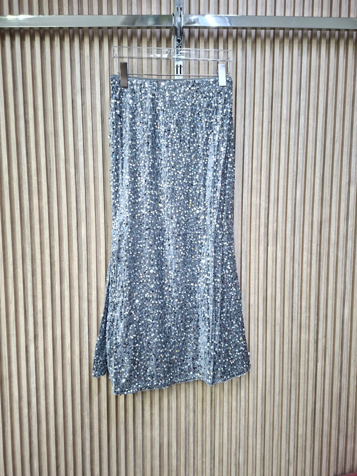 Falda ST-24657 RUBI. Modelo Sofisticado, Elegante, Super Femenino, Con Un Toque De Elegancia, Perfecta Para Resaltar En Tus Eventos Importantes Y Especiales.