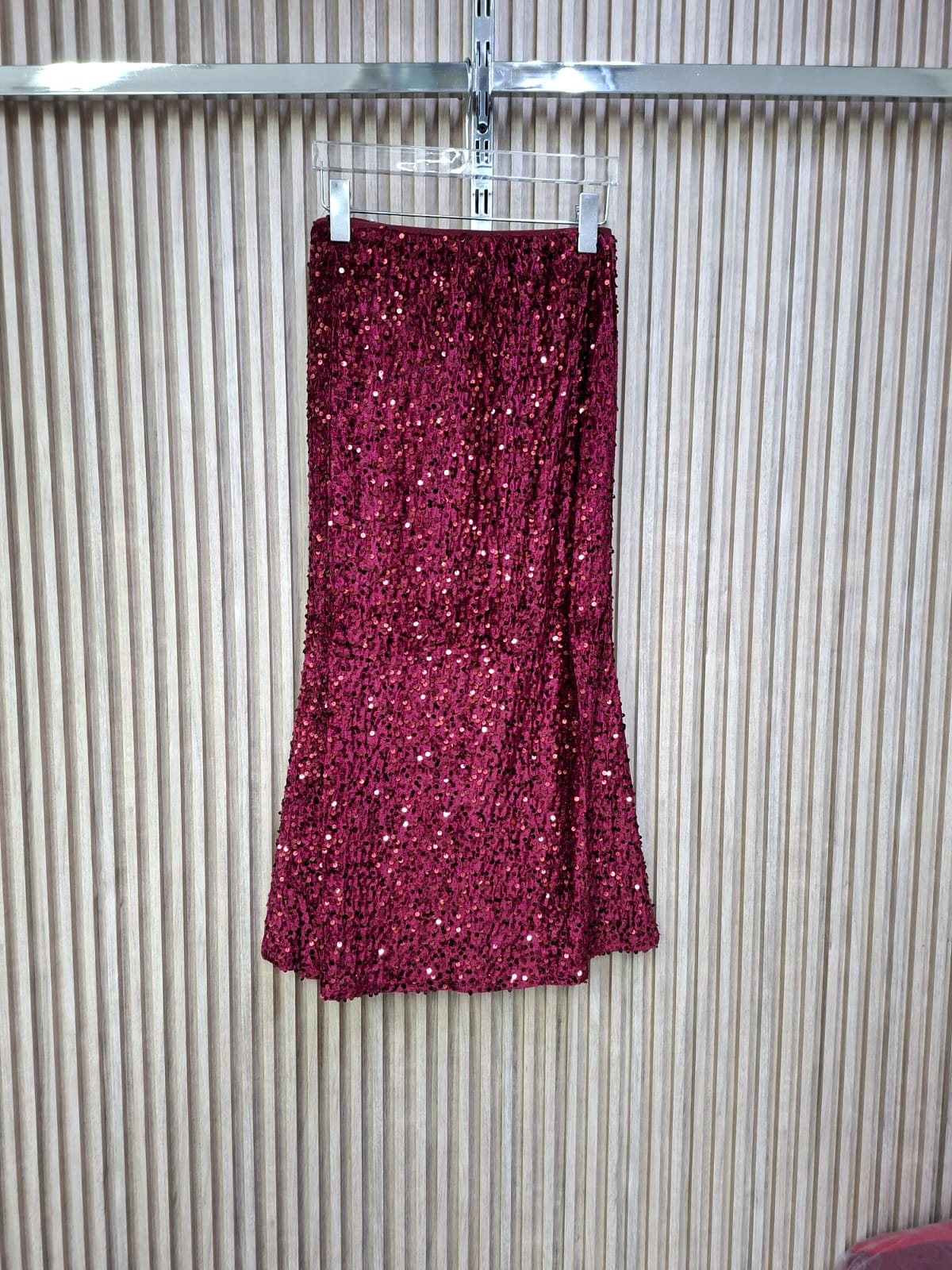 Falda ST-24657 RUBI. Modelo Sofisticado, Elegante, Super Femenino, Con Un Toque De Elegancia, Perfecta Para Resaltar En Tus Eventos Importantes Y Especiales.