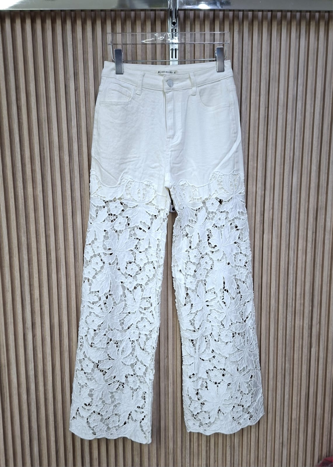 Pantalon 41486 Flowers. Comodo, Elegante, Sofisticado, Con Un Bordado Floral Satinado,  Es Super Femenino, Destaca Glamour Y Versatilidad, Es La Combinacion Entre Mezclilla Y Bordado.