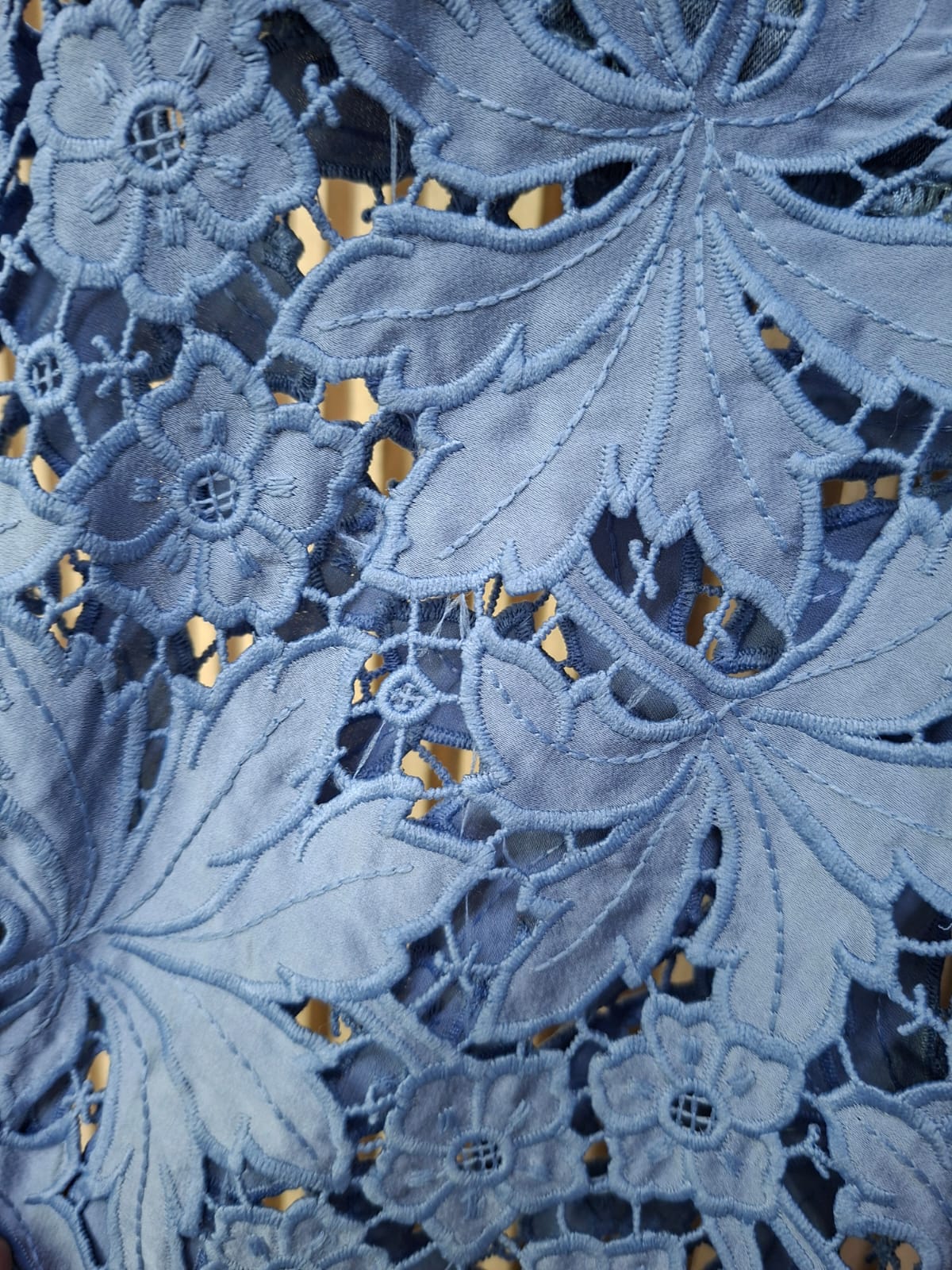 Pantalon 41486 Flowers. Comodo, Elegante, Sofisticado, Con Un Bordado Floral Satinado,  Es Super Femenino, Destaca Glamour Y Versatilidad, Es La Combinacion Entre Mezclilla Y Bordado.