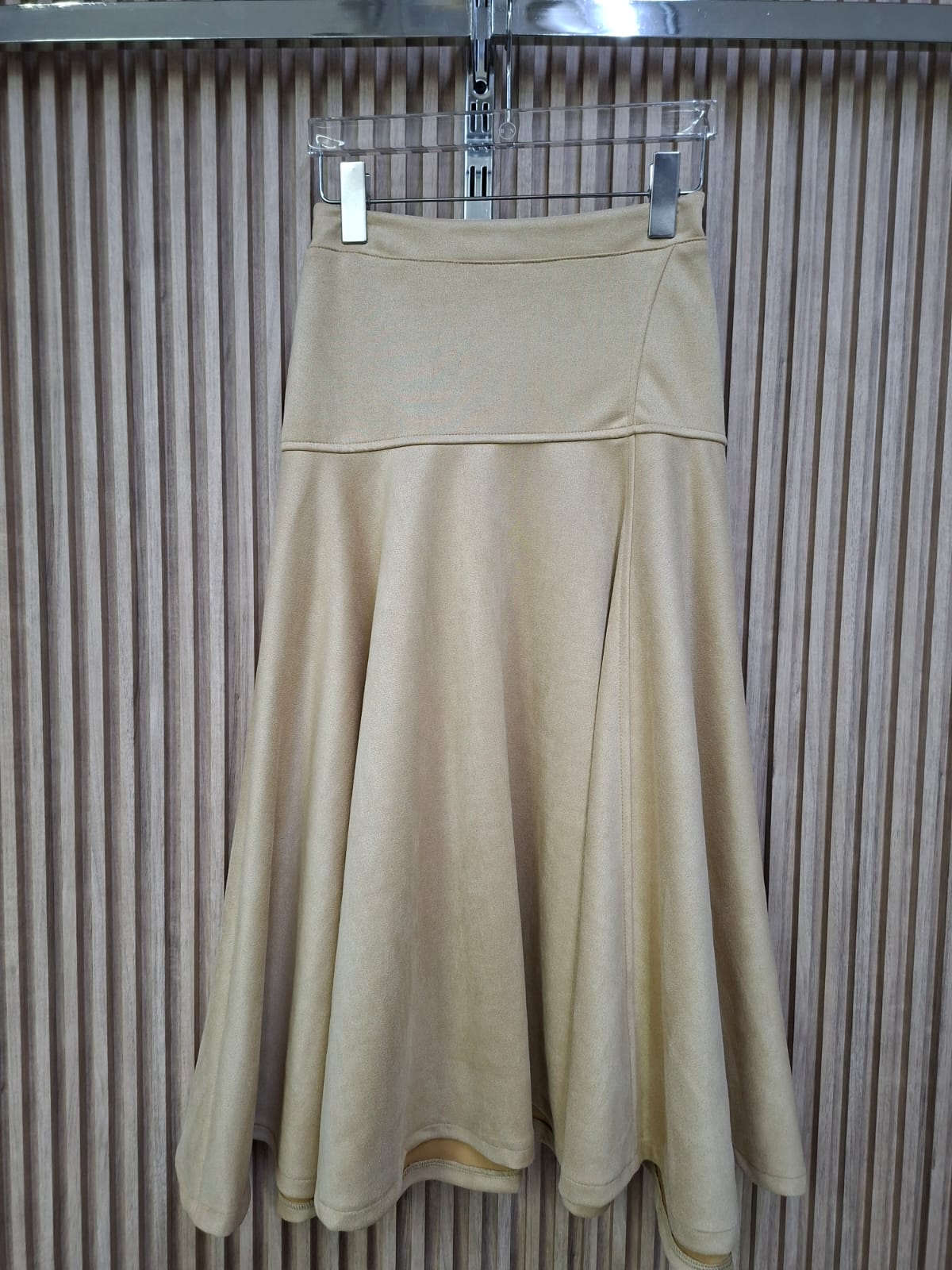 Falda Gamuza Arya. Super Comoda, Femenina, Con Corte A Que Le Da Una Caida Espectacular Al Caminar, Modelo Casual Y Versatil, En Tallas Compartidas S/M Y M/G.