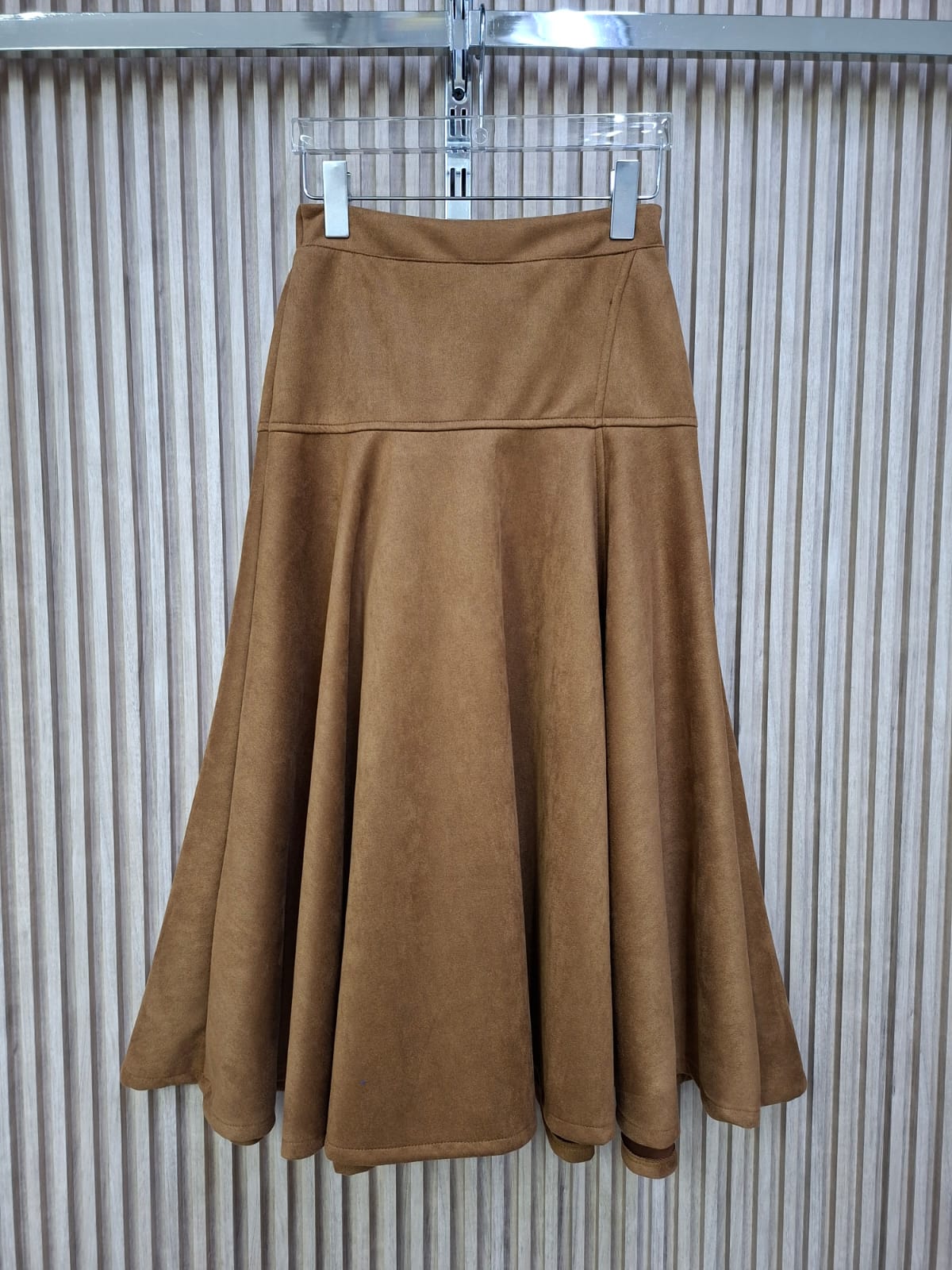 Falda Gamuza Arya. Super Comoda, Femenina, Con Corte A Que Le Da Una Caida Espectacular Al Caminar, Modelo Casual Y Versatil, En Tallas Compartidas S/M Y M/G.