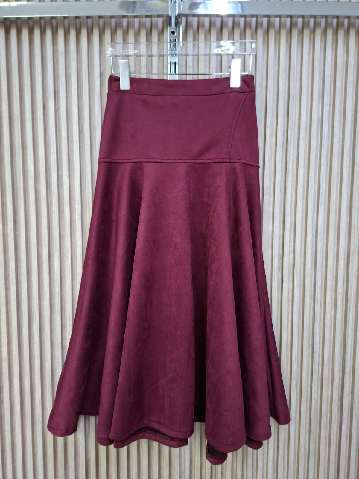 Falda Gamuza Arya. Super Comoda, Femenina, Con Corte A Que Le Da Una Caida Espectacular Al Caminar, Modelo Casual Y Versatil, En Tallas Compartidas S/M Y M/G.