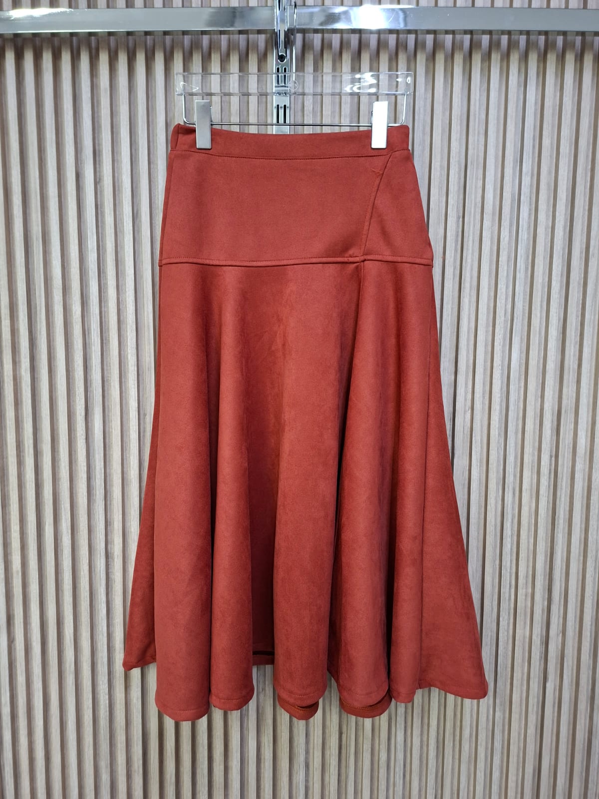 Falda Gamuza Arya. Super Comoda, Femenina, Con Corte A Que Le Da Una Caida Espectacular Al Caminar, Modelo Casual Y Versatil, En Tallas Compartidas S/M Y M/G.